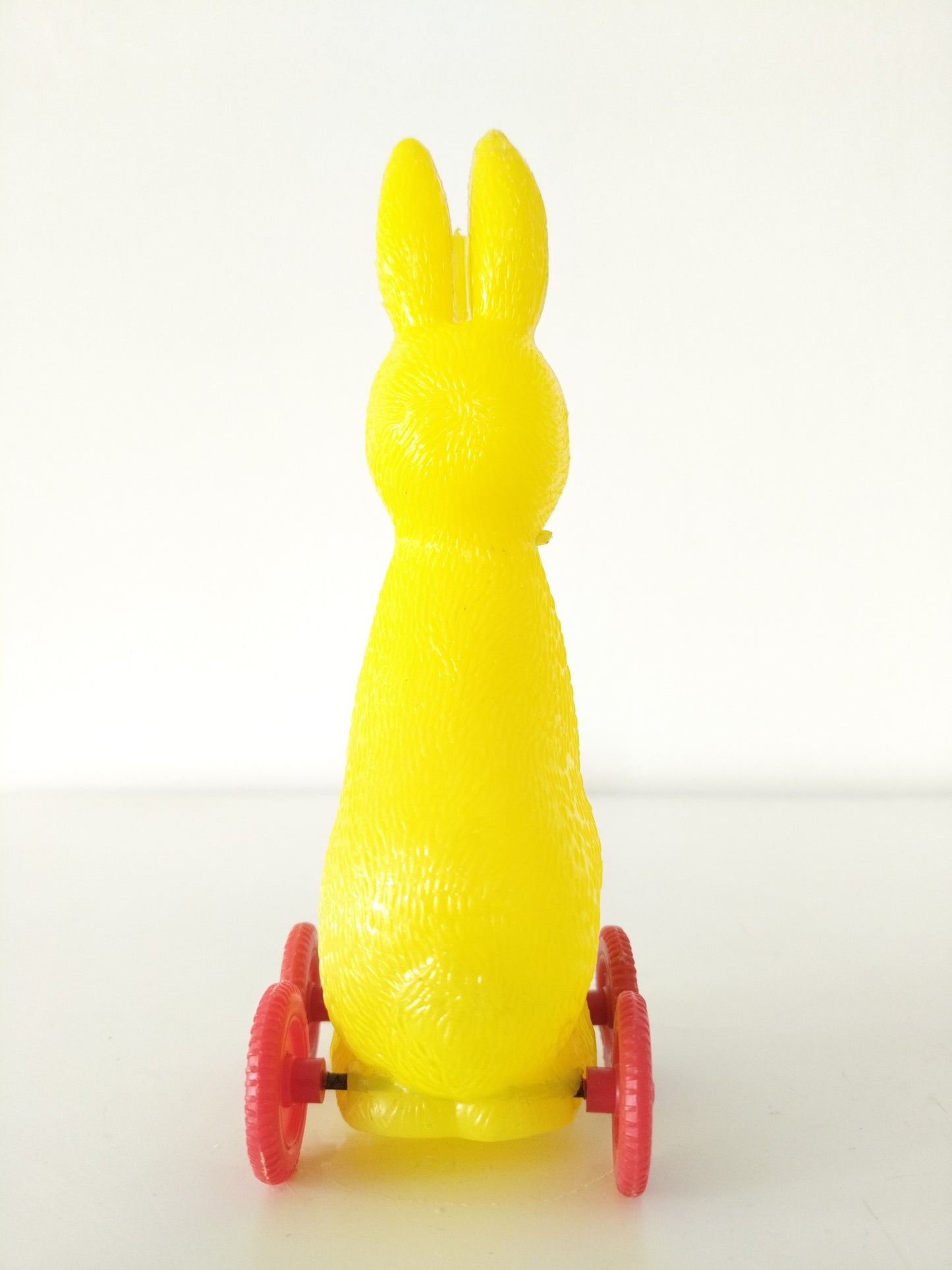 Déco de Pâques/ jouet petit lapin à roulettes en plastique - cetaitmieuxavant
