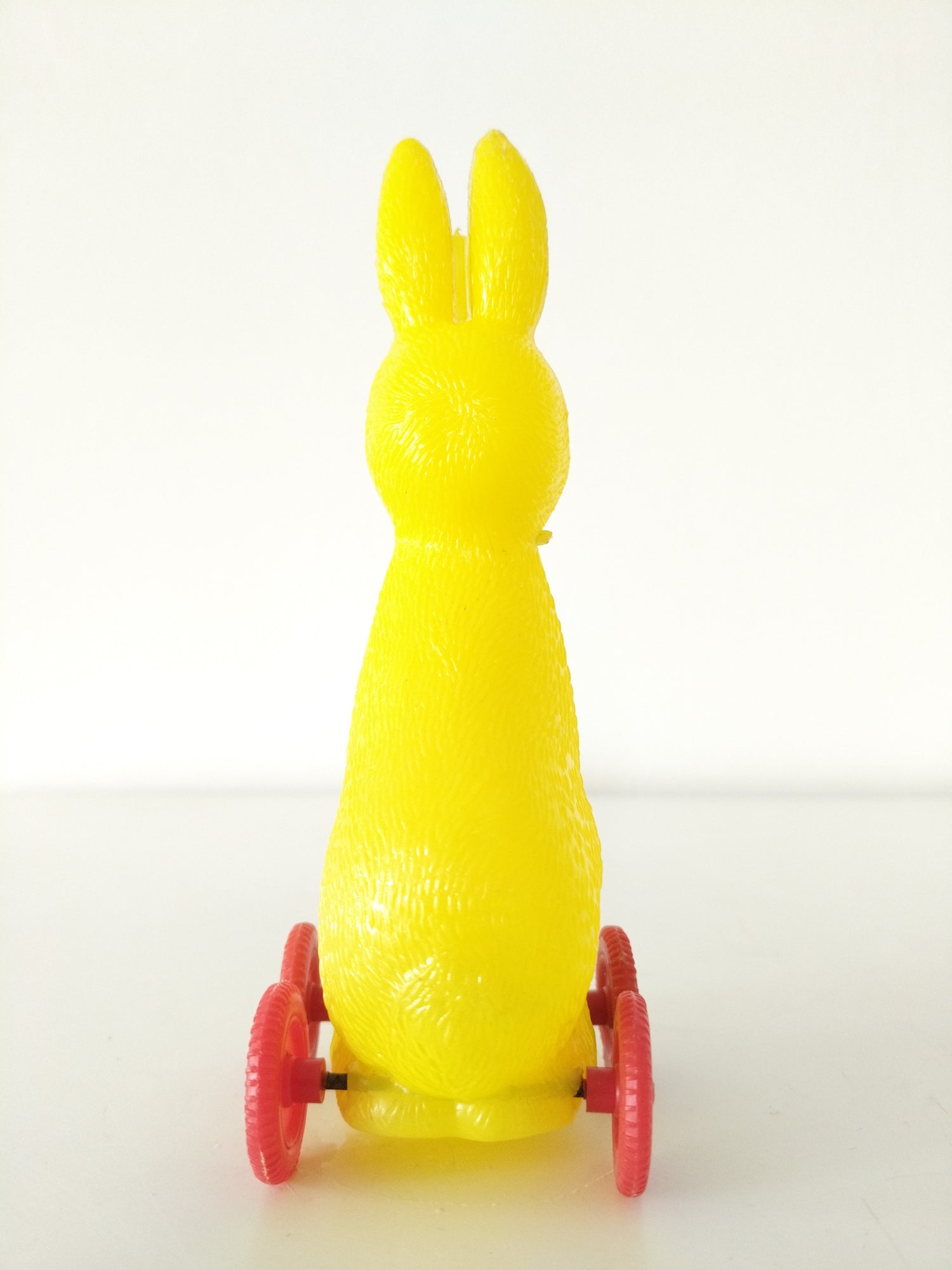 Déco de Pâques/ jouet petit lapin à roulettes en plastique - cetaitmieuxavant