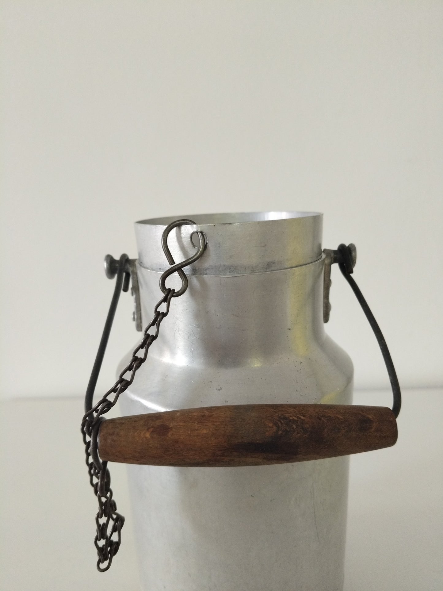 Ancien pot à lait en aluminium ou en plastique Gilac au choix