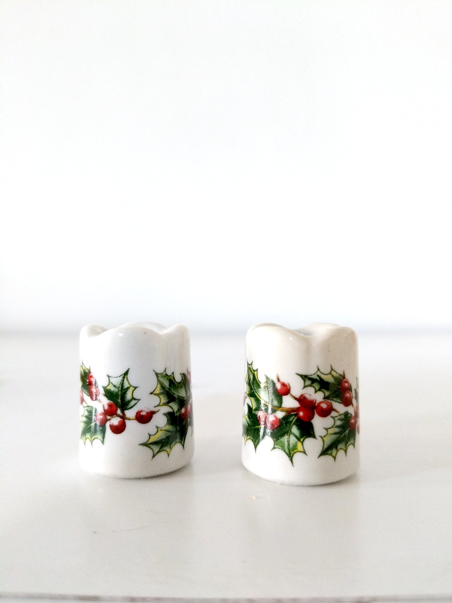 Ensemble de 2 mini-bougeoirs de Noël Funny Design décor houx + 2 bougies rouges