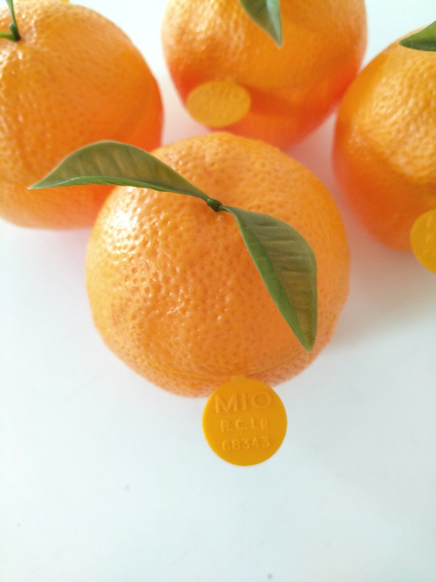 Petite boîte en forme d'orange en plastique Mio à l'unité