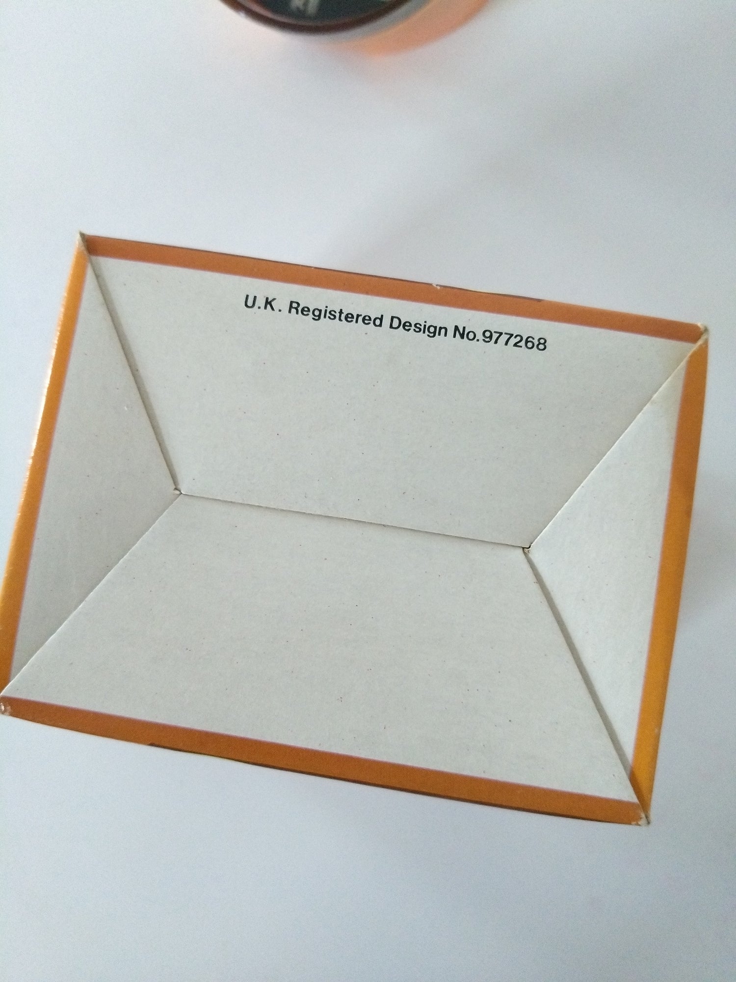 Calendrier perpétuel en plastique design UK made in Hong Kong - cetaitmieuxavant
