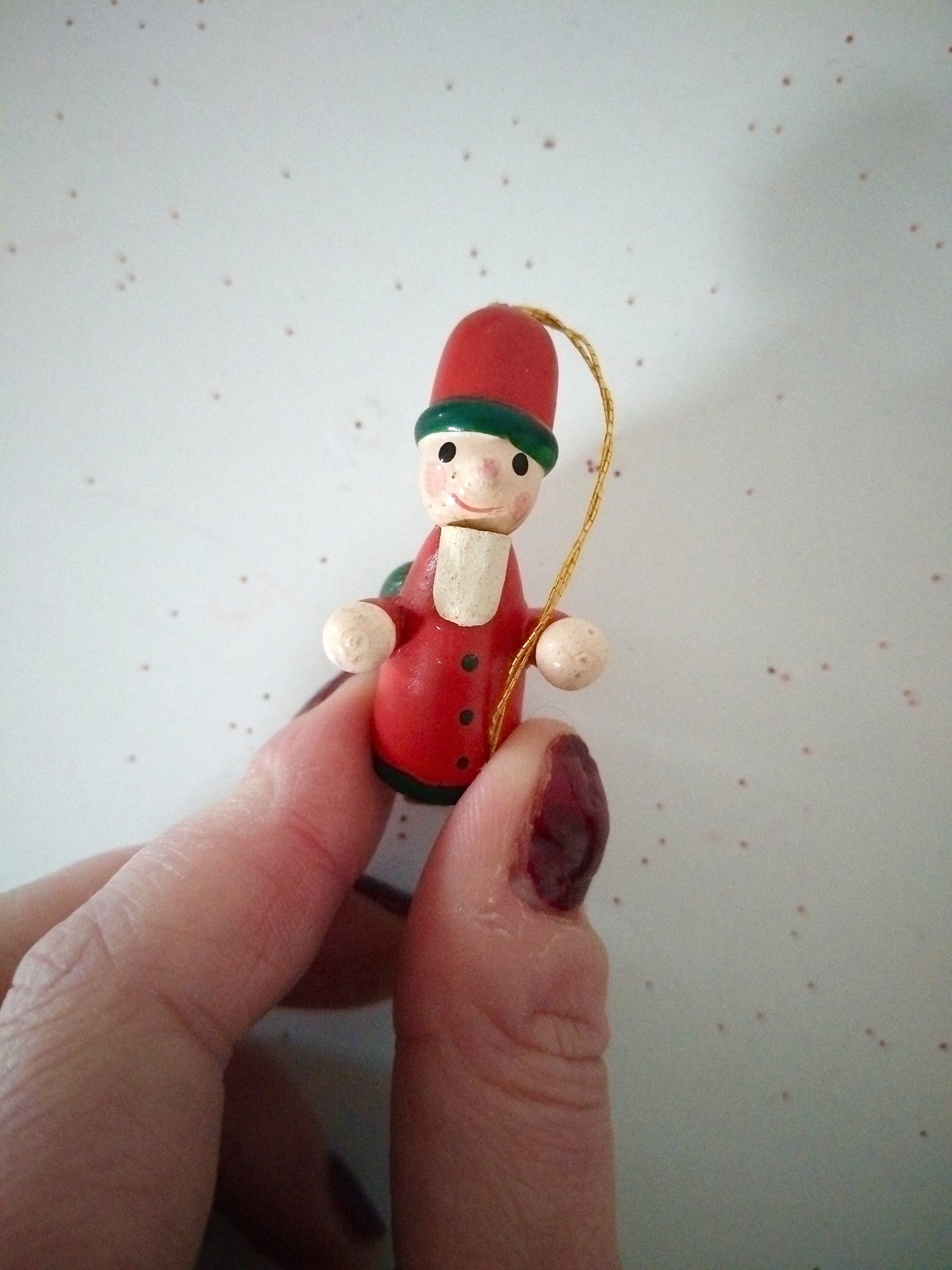 8 petits sujets de Noël en bois à suspendre (2 lots disponibles)