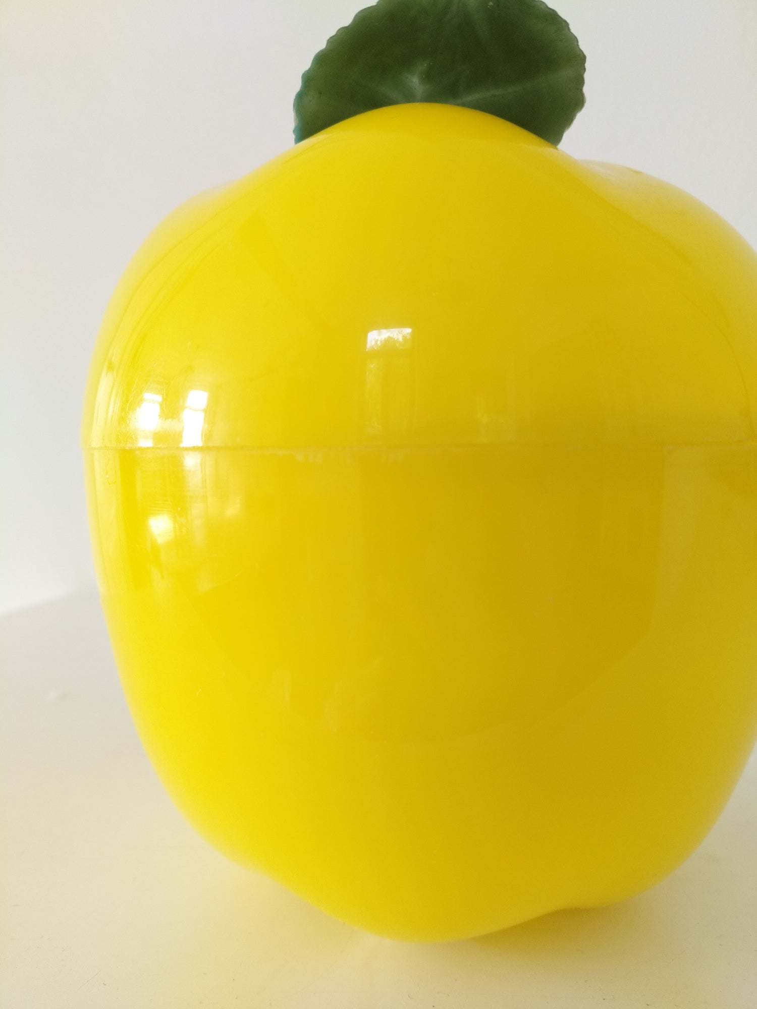 Boîte/ pomme à glaçons en plastique JAUNE - cetaitmieuxavant