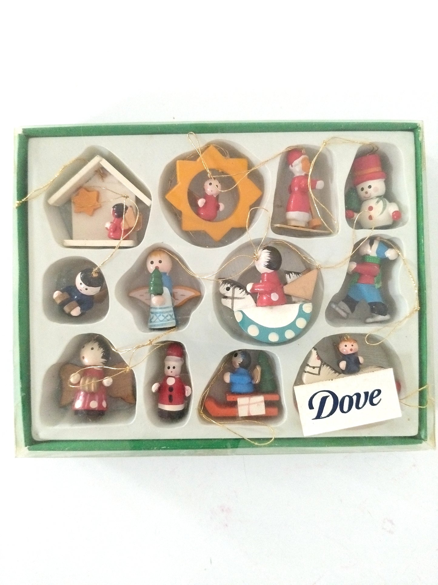 Ensemble de 12 petits sujets de Noël en bois