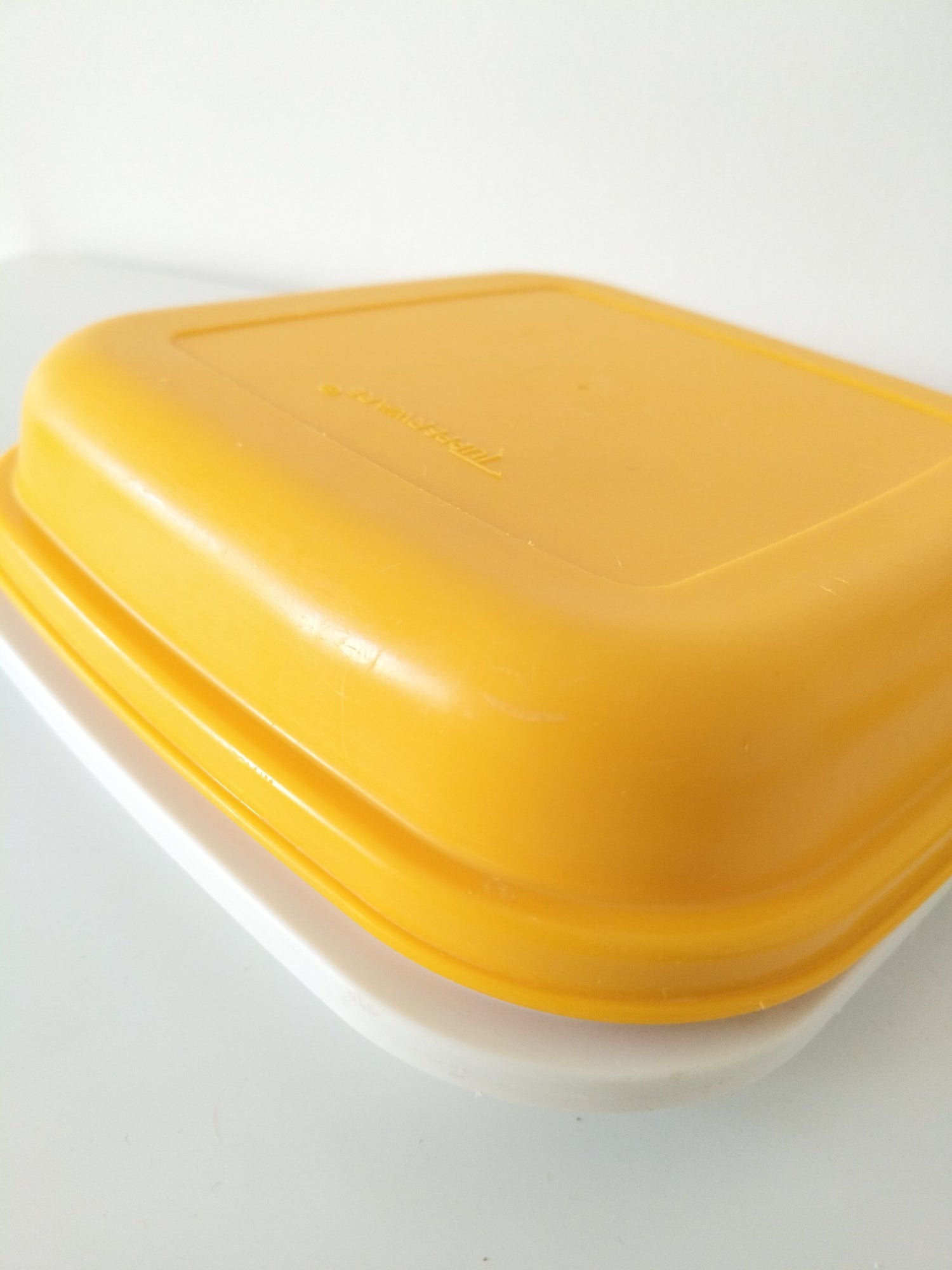 Petit plateau repas avec couvercle Tupperware - cetaitmieuxavant