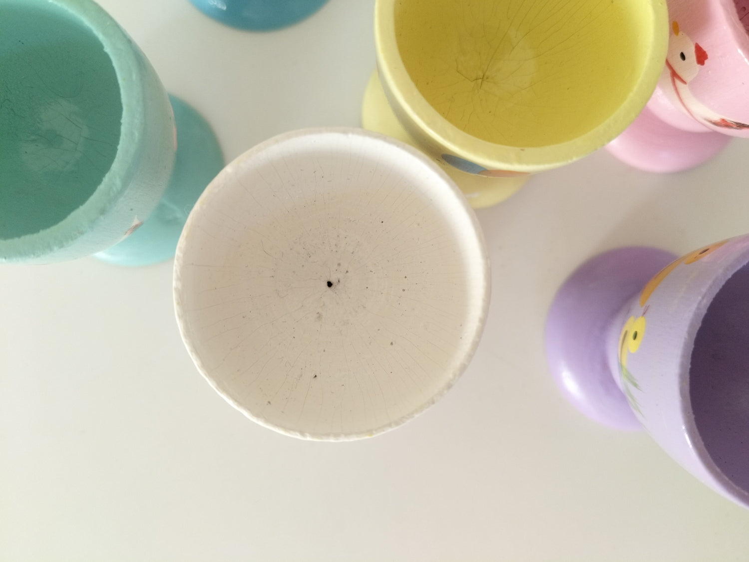 Ensemble de 6 petits coquetiers en bois peints à la main - cetaitmieuxavant