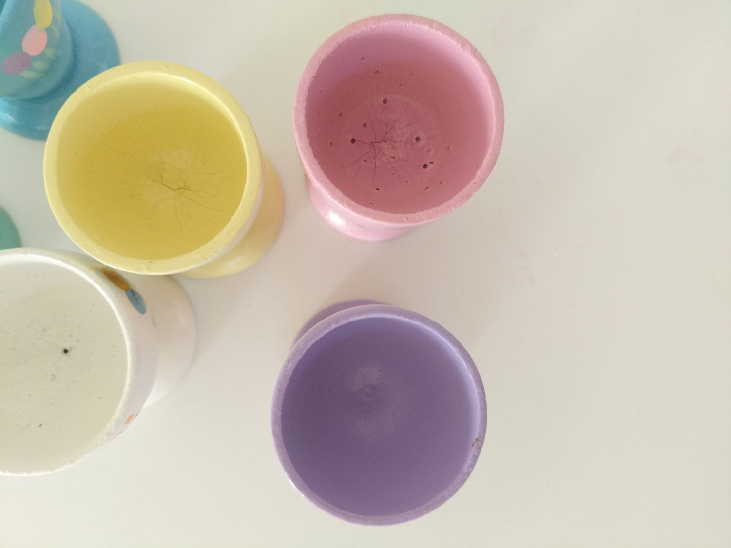 Ensemble de 6 petits coquetiers en bois peints à la main - cetaitmieuxavant