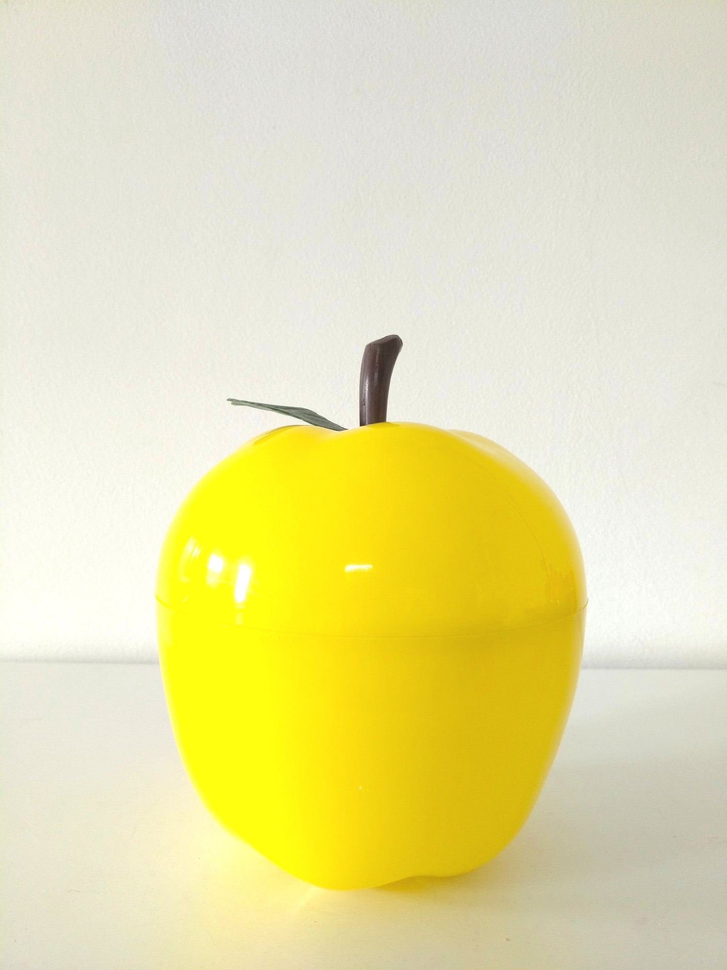 Boîte/ pomme à glaçons en plastique JAUNE - cetaitmieuxavant