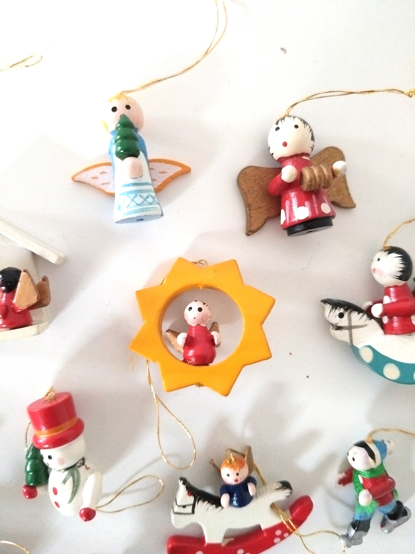 Ensemble de 12 petits sujets de Noël en bois