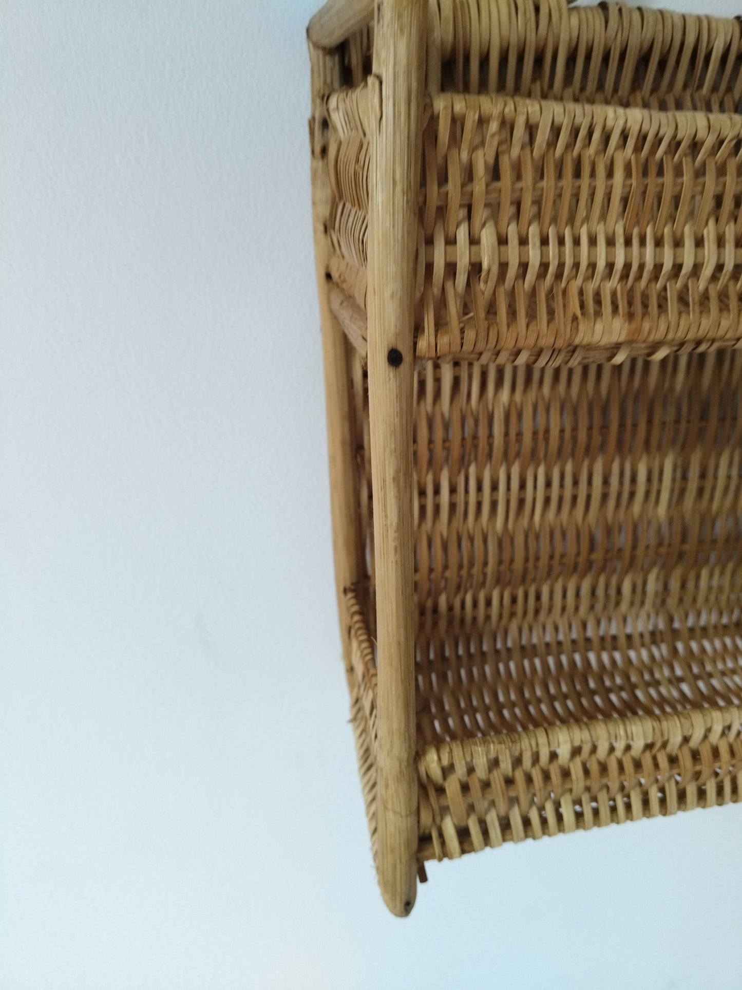 Petite étagère murale en osier et rotin