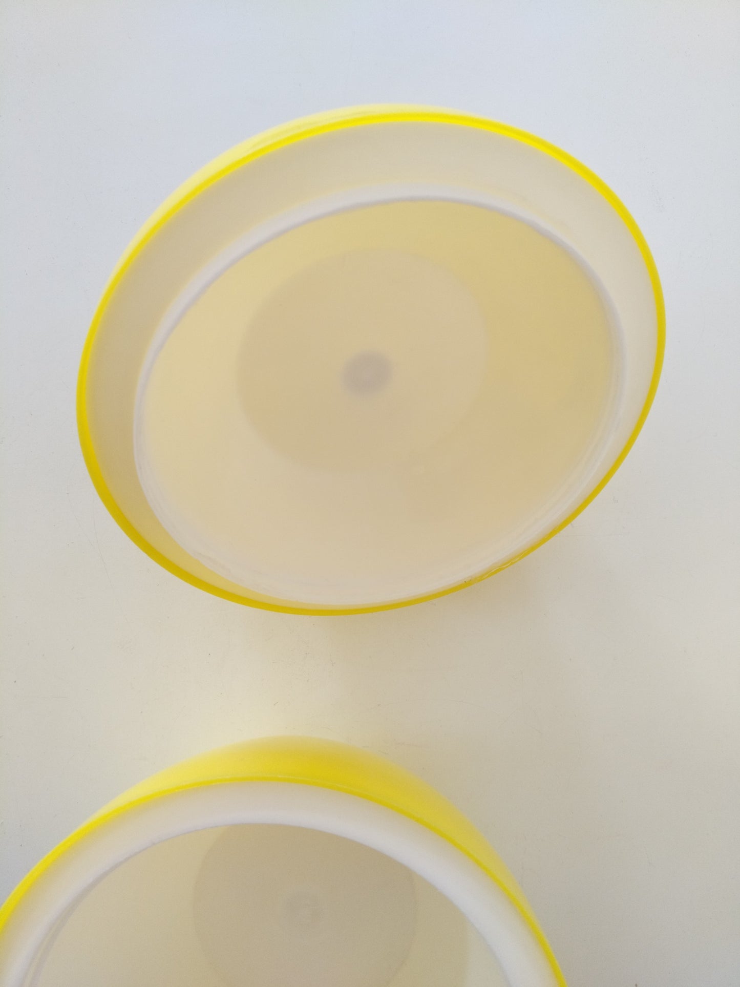 Boîte/ pomme à glaçons en plastique JAUNE - cetaitmieuxavant