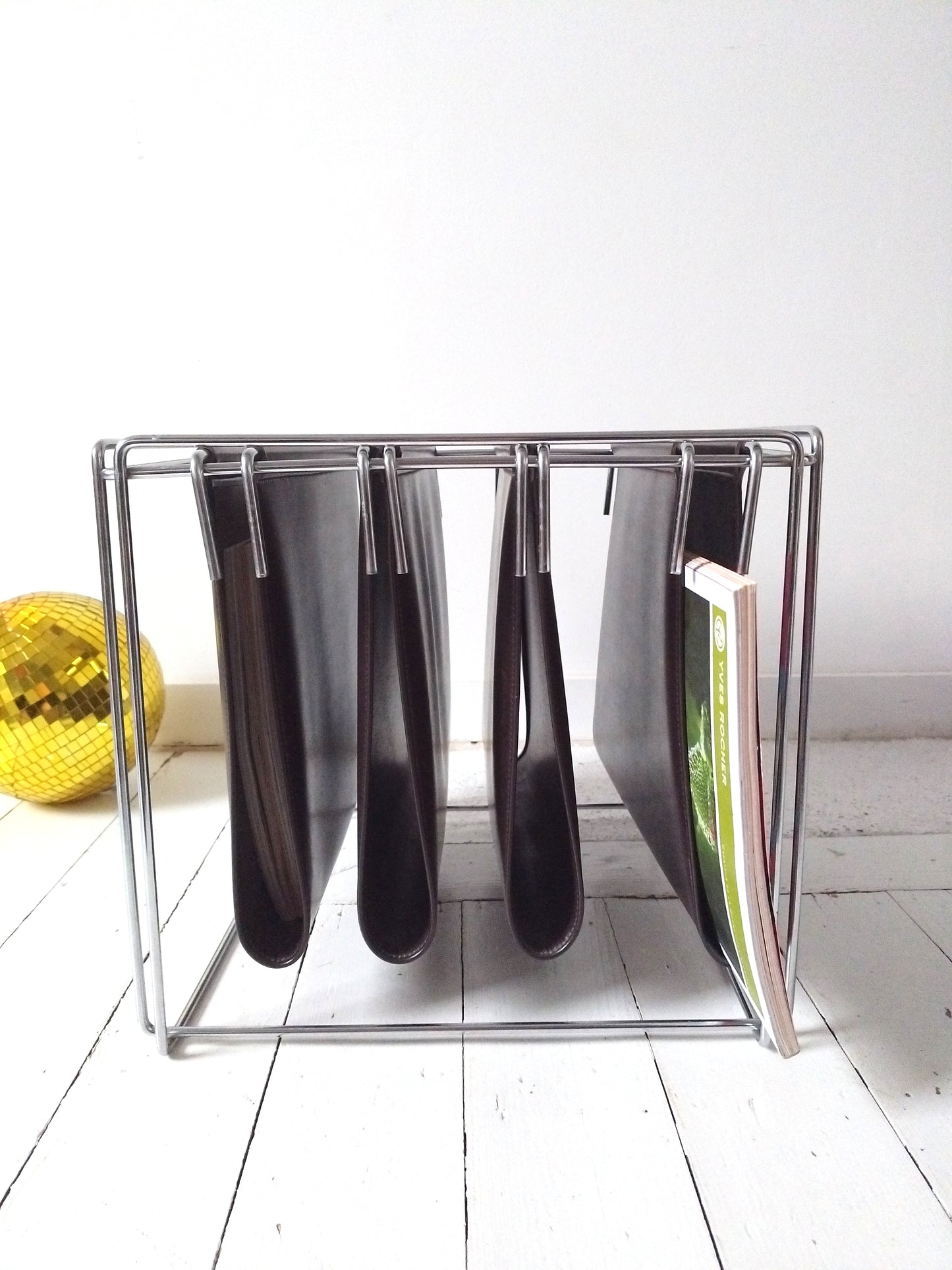 Porte-revues/ range-documents/ vinyles métal et simili cuir par Max Sauze pour Isocèle 70's