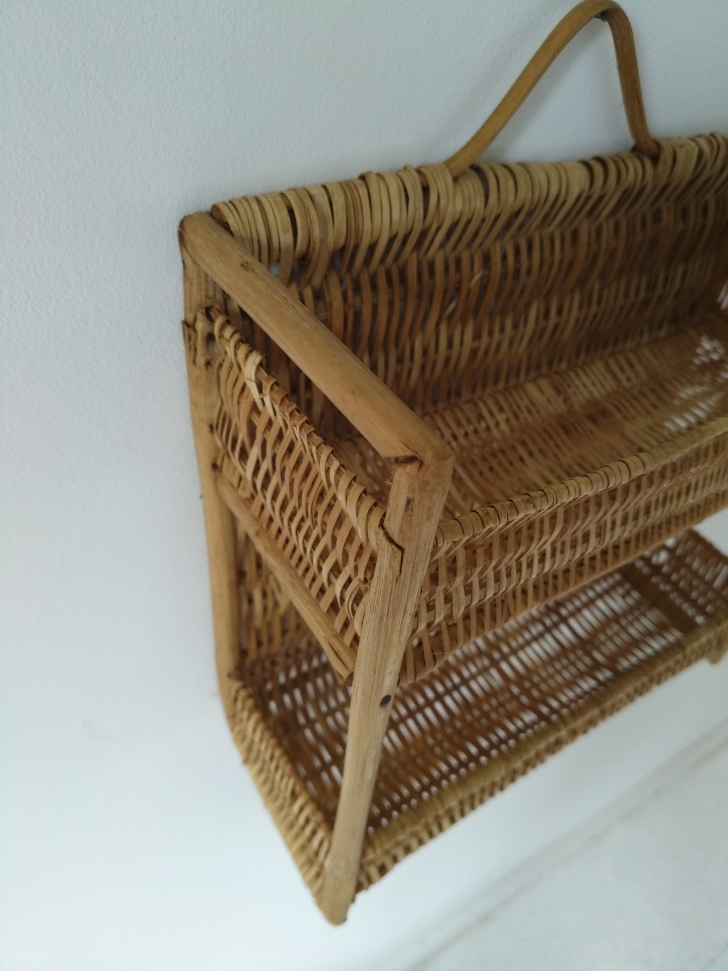 Petite étagère murale en osier et rotin