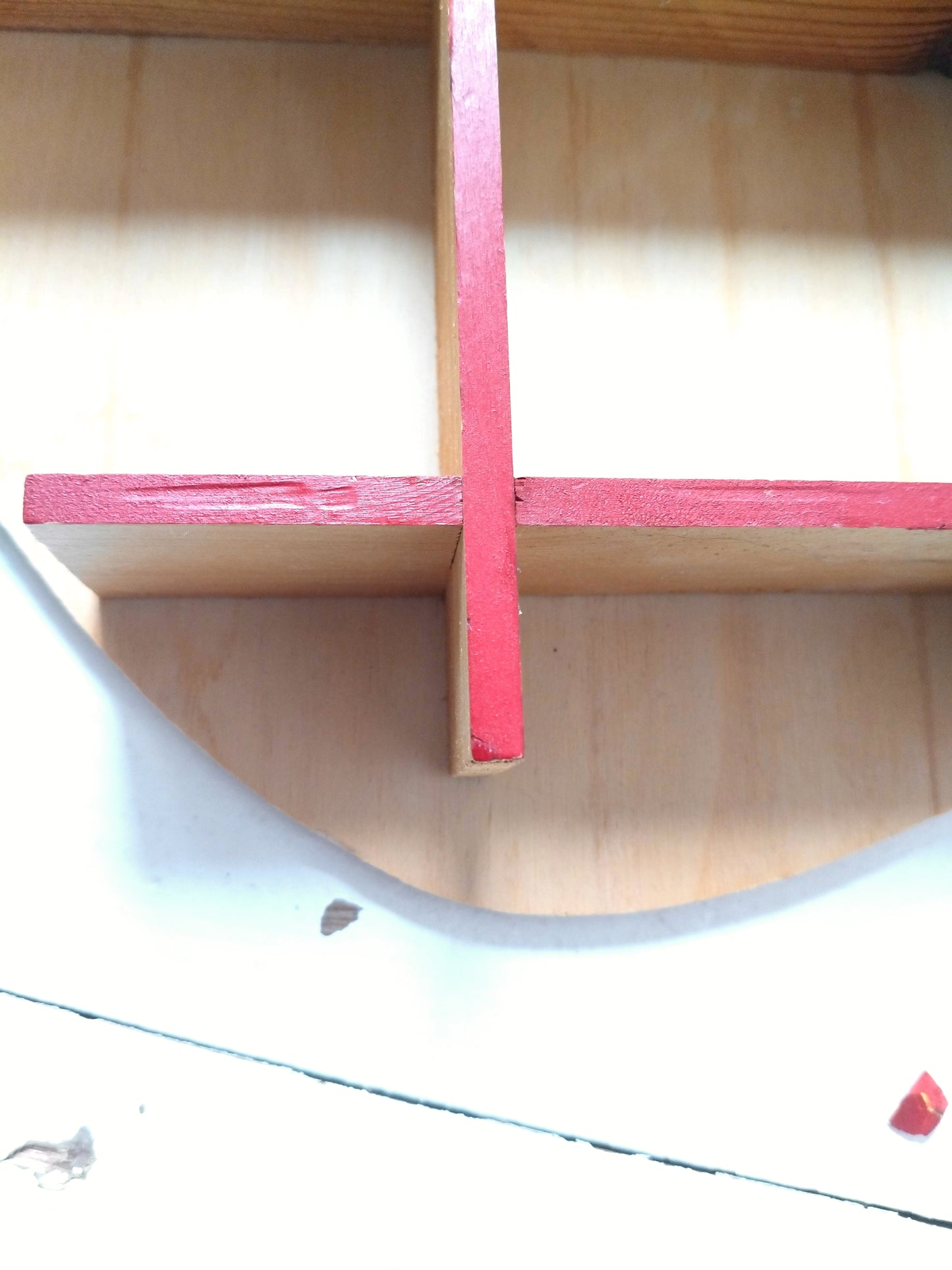 Étagère murale pomme pour miniatures en bois