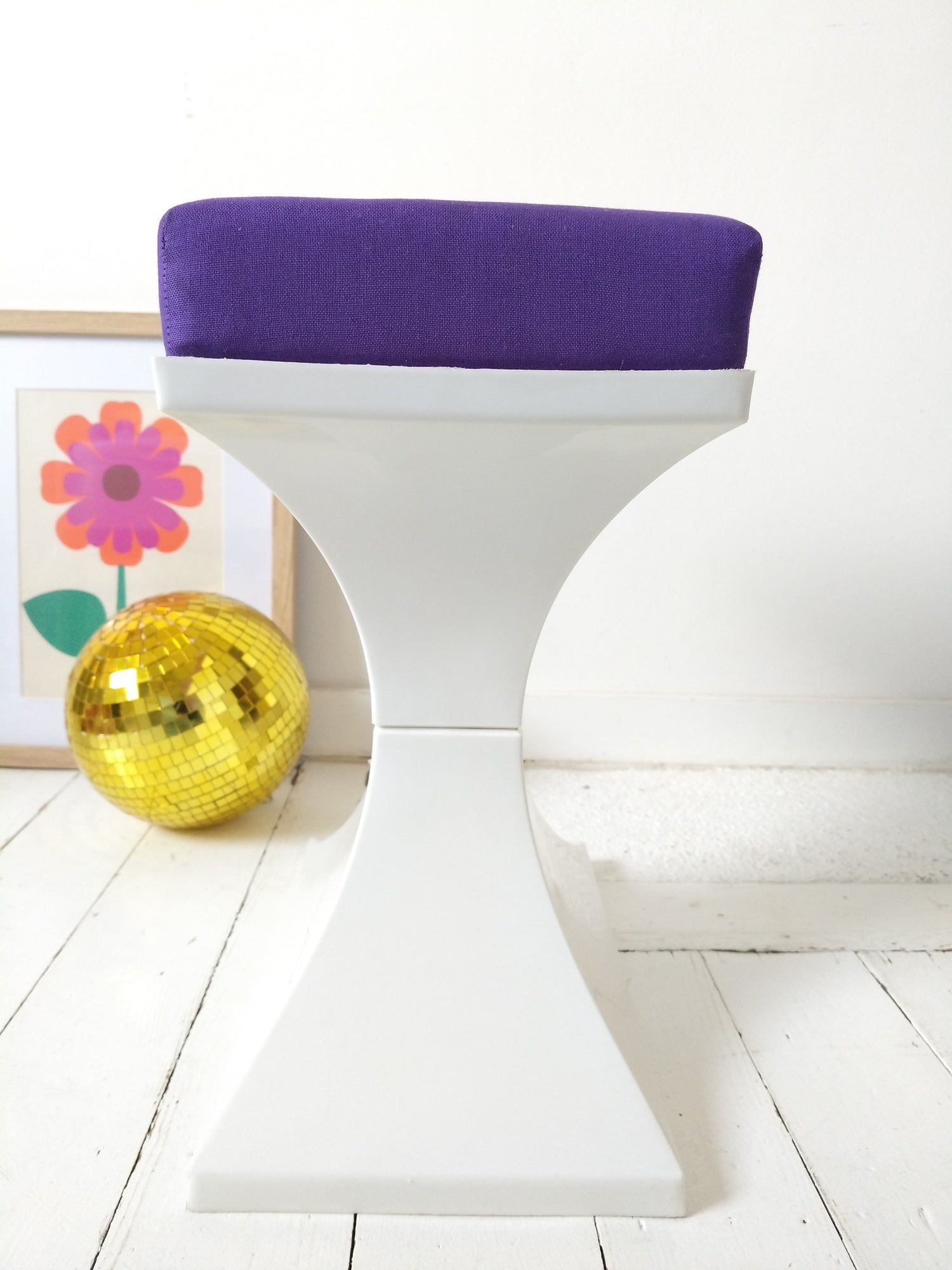 Tabouret d'appoint Flair Prisunic Holland plastique mauve et blanc - cetaitmieuxavant