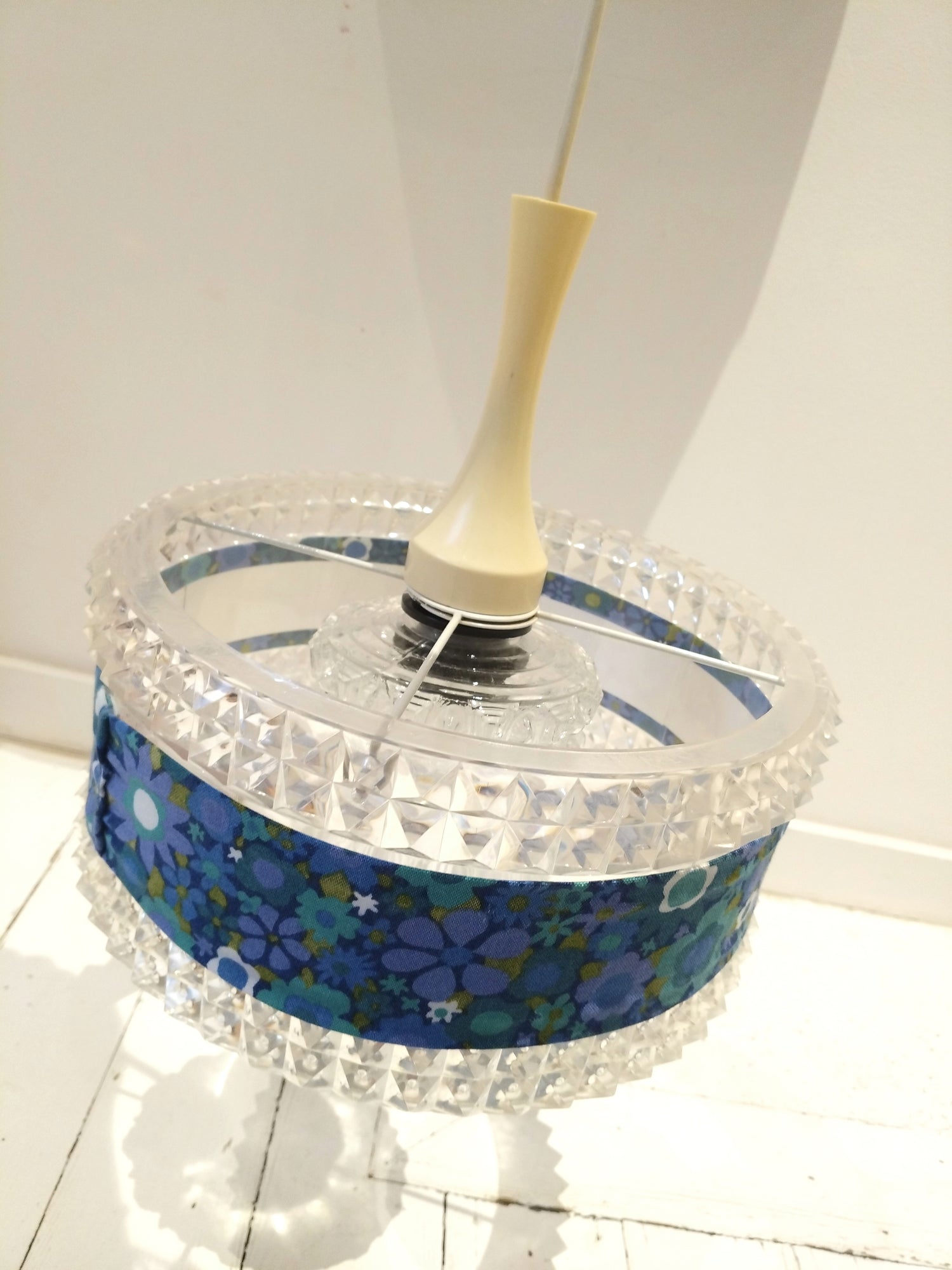 Luminaire/ suspension verre, plexiglas et tissu - cetaitmieuxavant