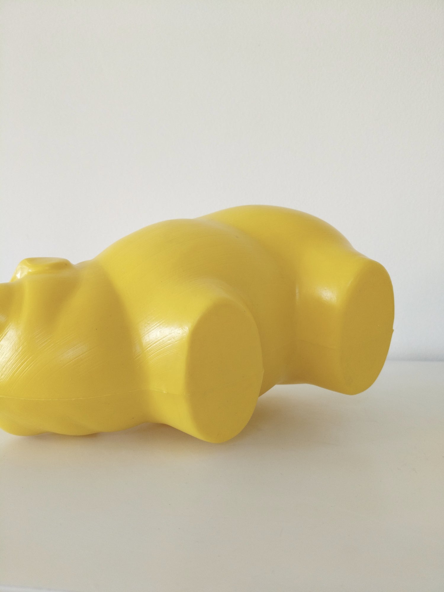 Grosse tirelire cochon en plastique - cetaitmieuxavant