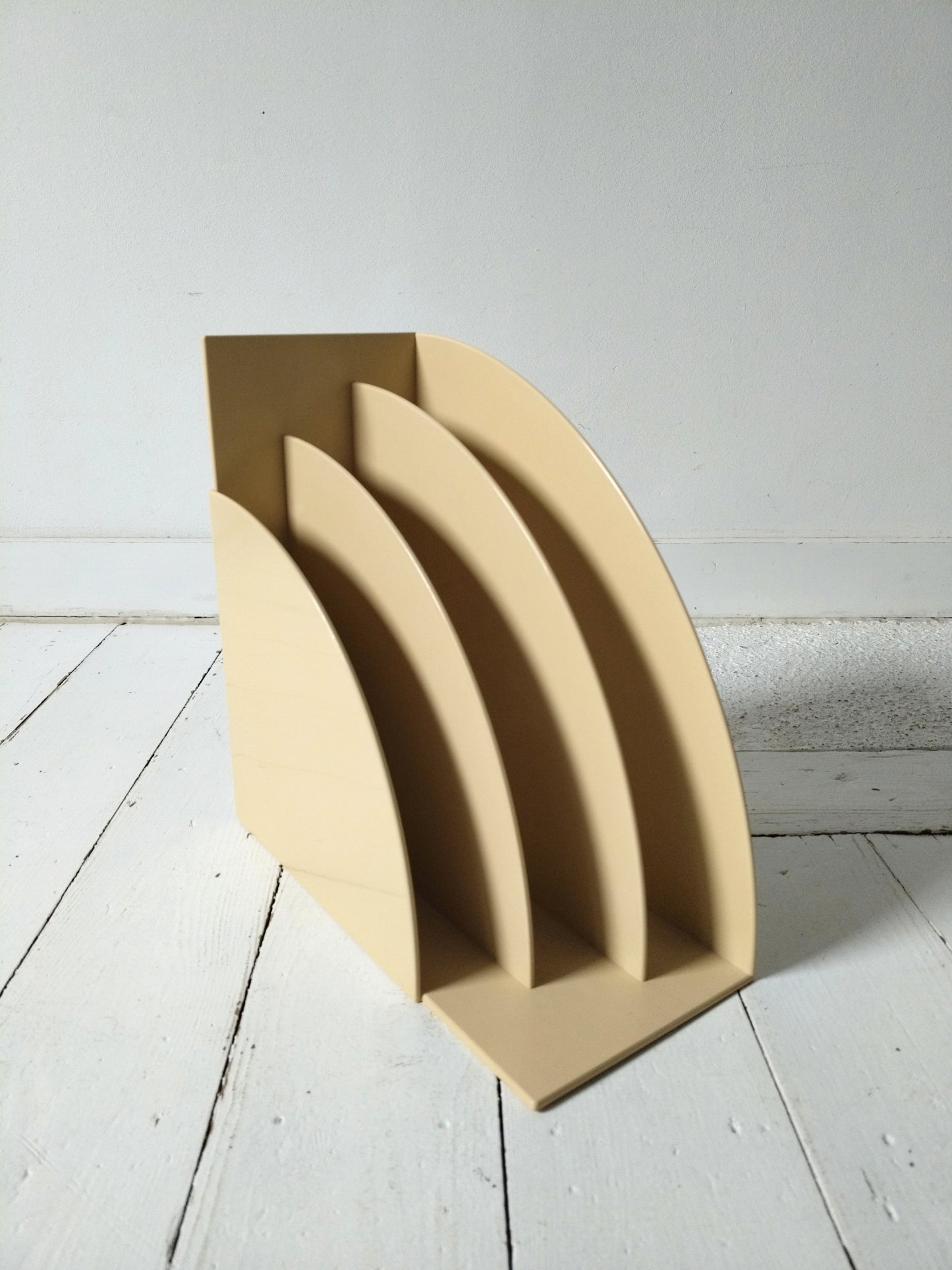 Range/ porte-revues/ vinyles en plastique beige Crayonne T. Conran pour Habitat 70's - cetaitmieuxavant