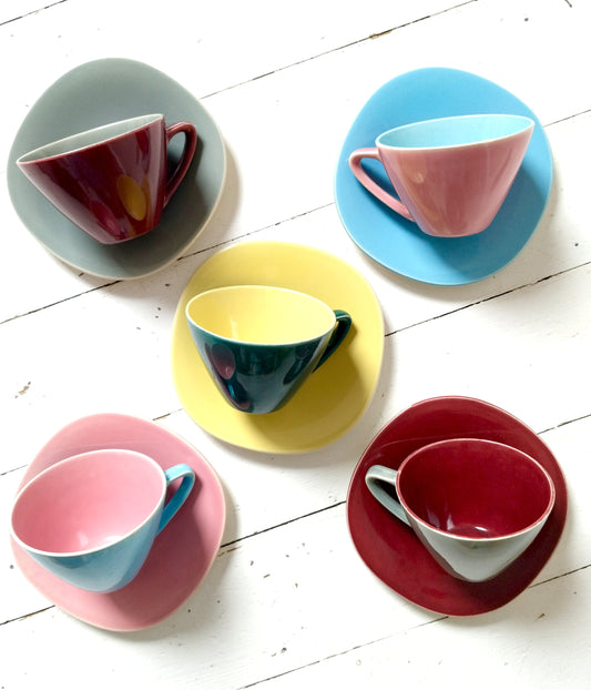 Ensemble 1 tasse grise et 1 soucoupe bordeaux Boch La Louvière Miami Bicolore