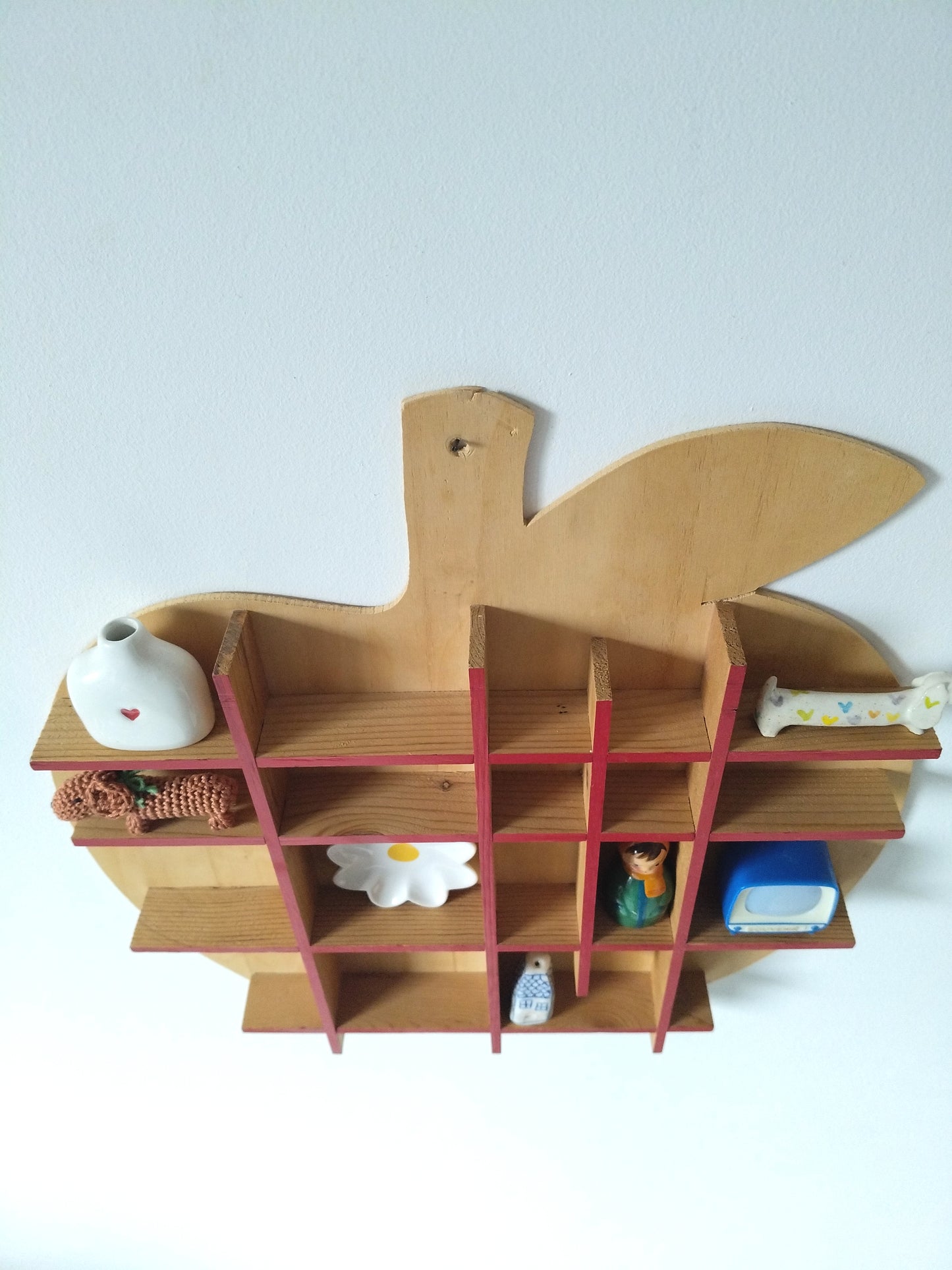 Étagère murale pomme pour miniatures en bois