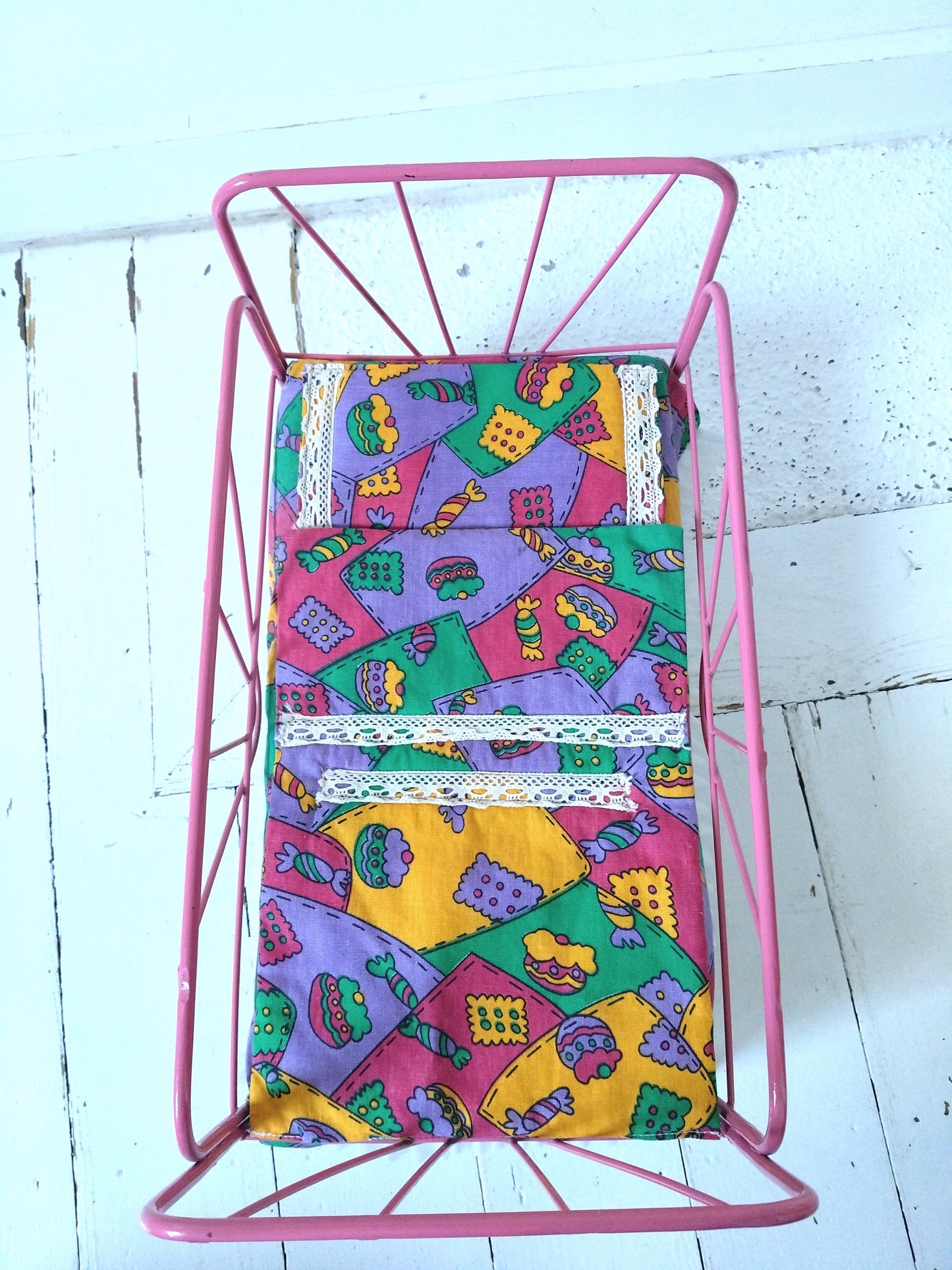 Petit lit de poupée métallique + linge de lit 80-90's
