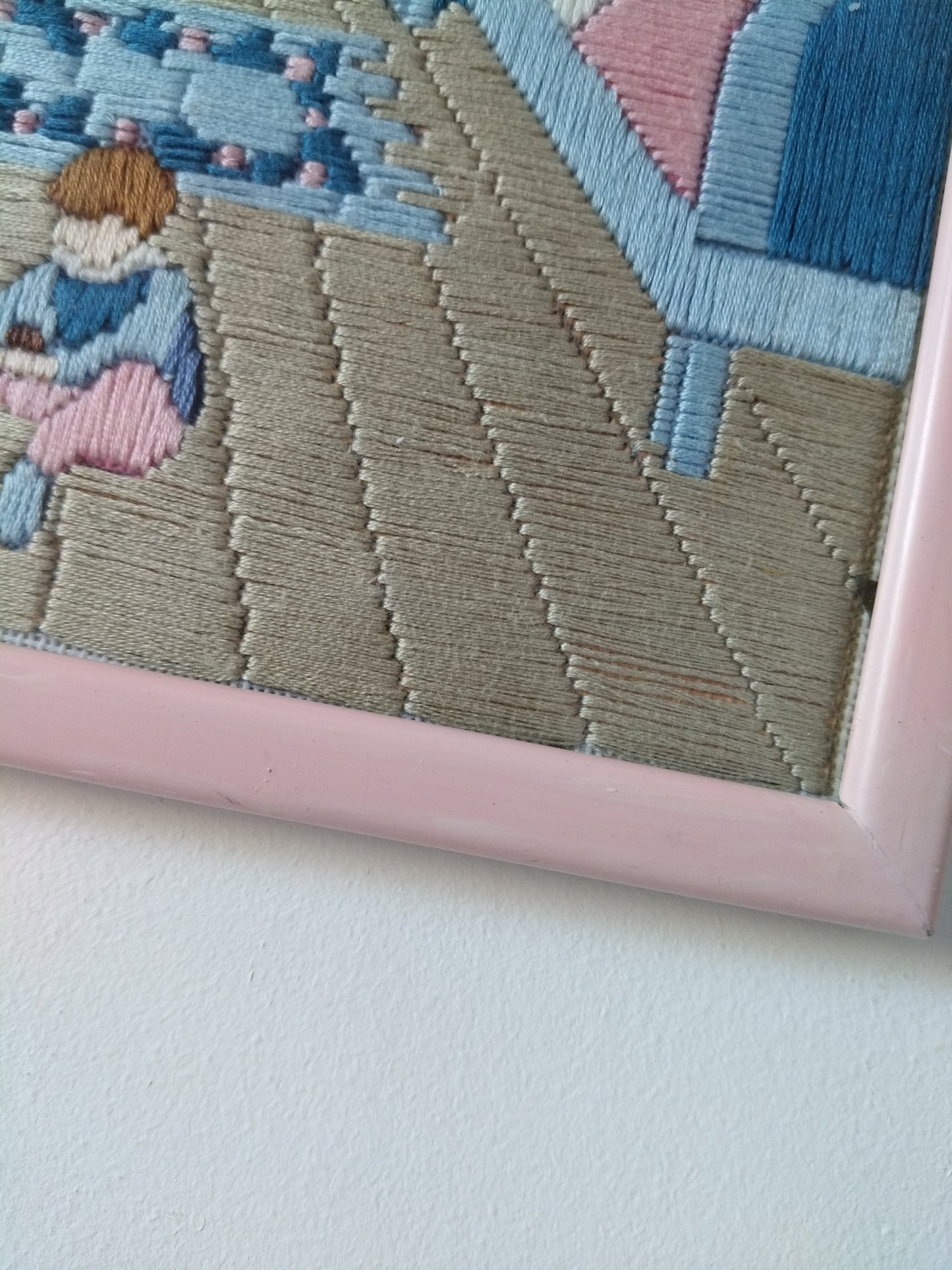 Broderie murale encadrée décor naïf enfantin