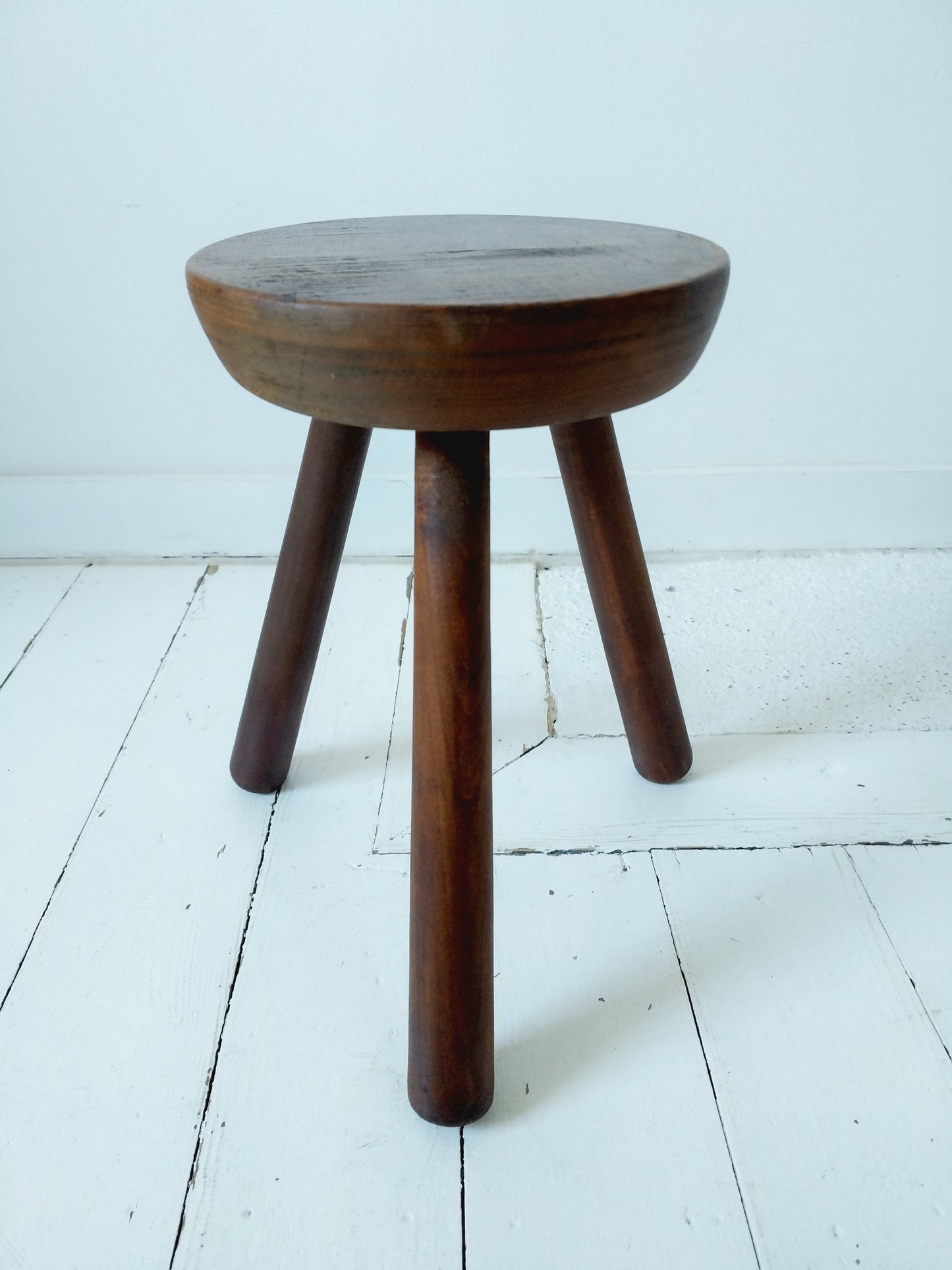 Ancien petit tabouret de métier tripode en bois massif - cetaitmieuxavant