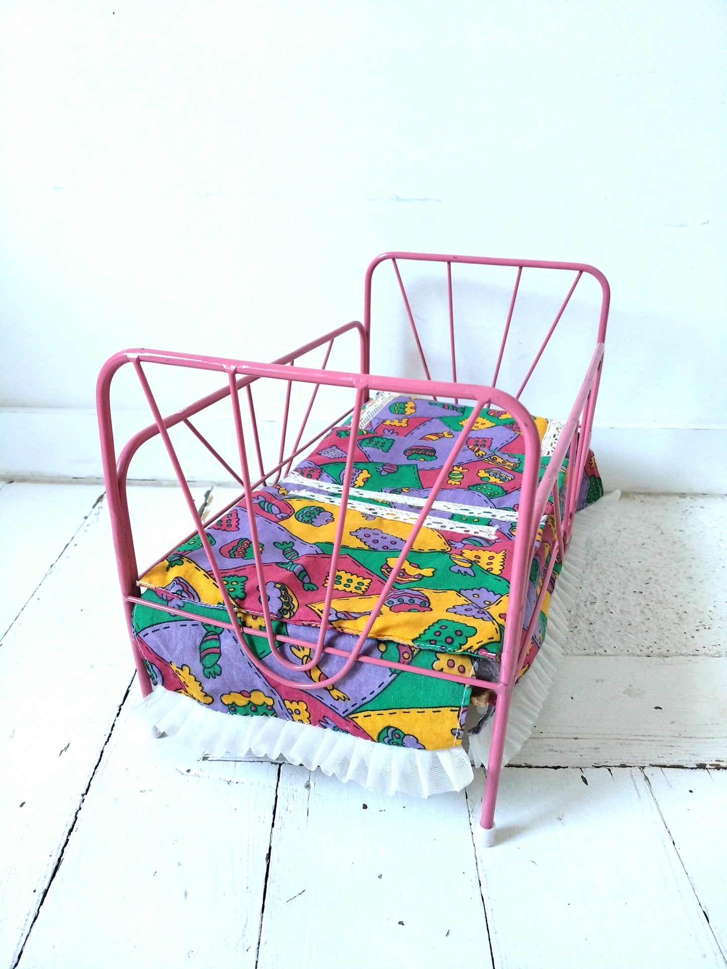 Petit lit de poupée métallique + linge de lit 80-90's