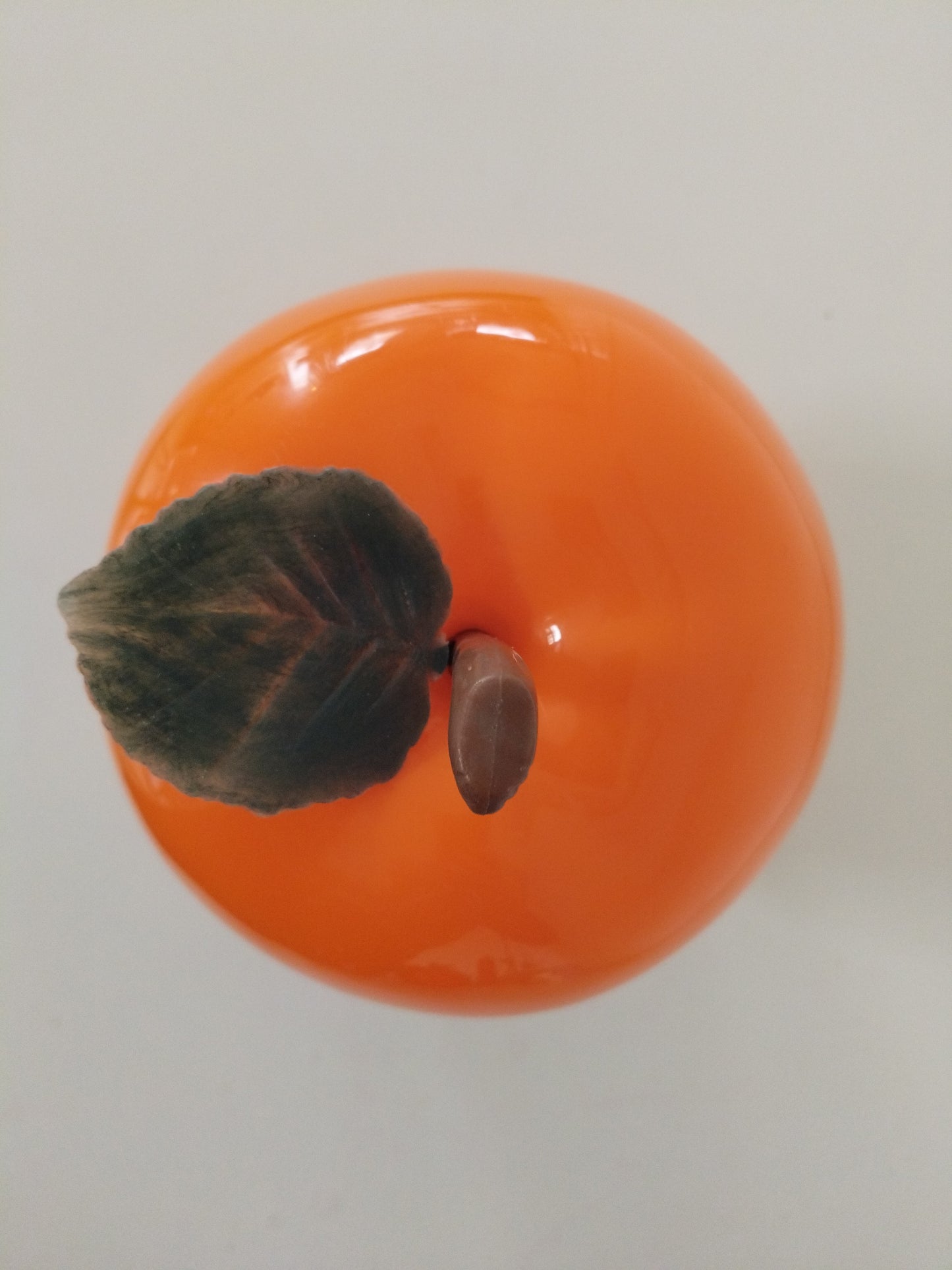 Pomme à glaçons en plastique rouge ou orange au choix