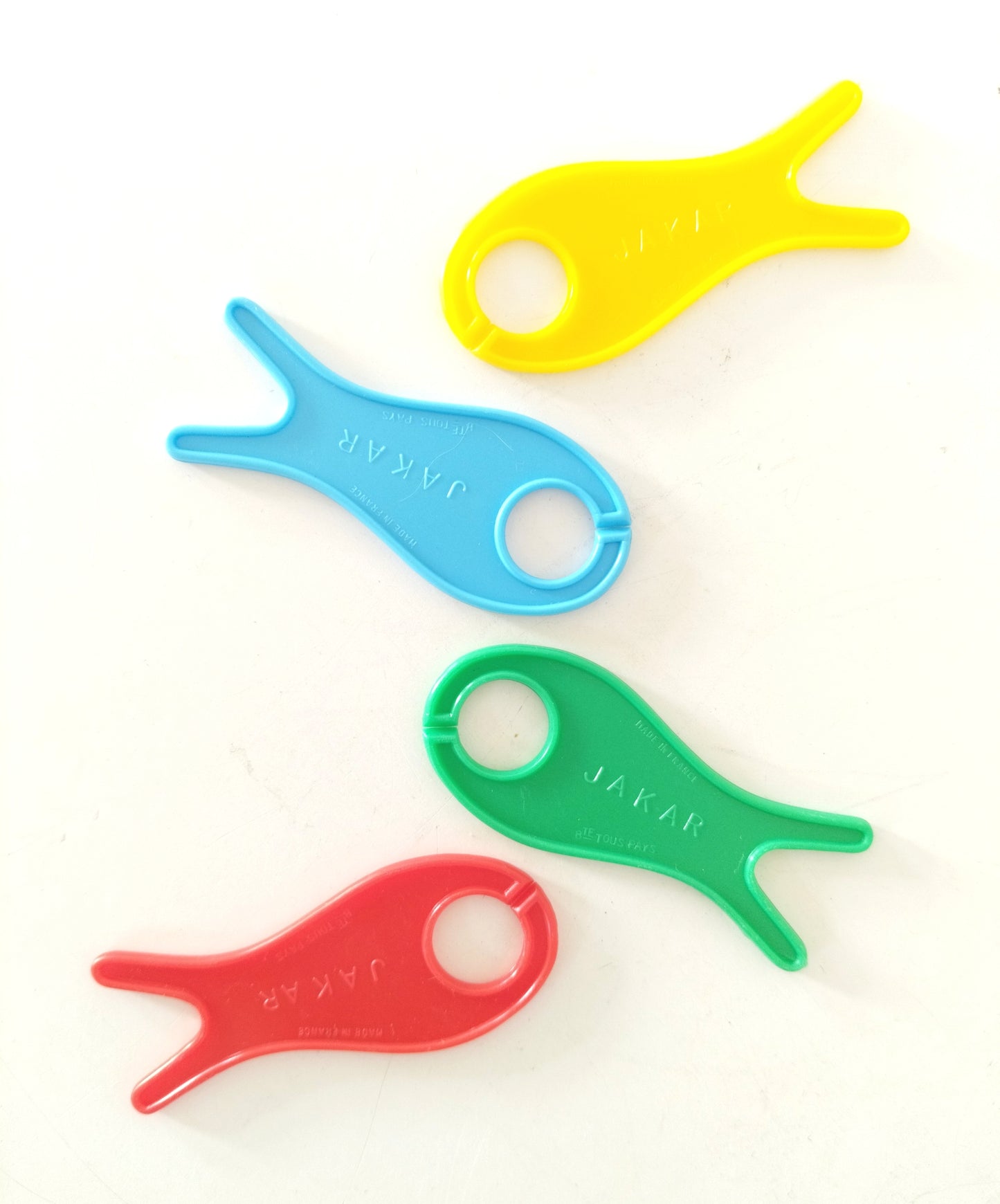 Set de 4 petites bobinettes/navettes/ poissons Jakar en plastique/déco murale salle de bain