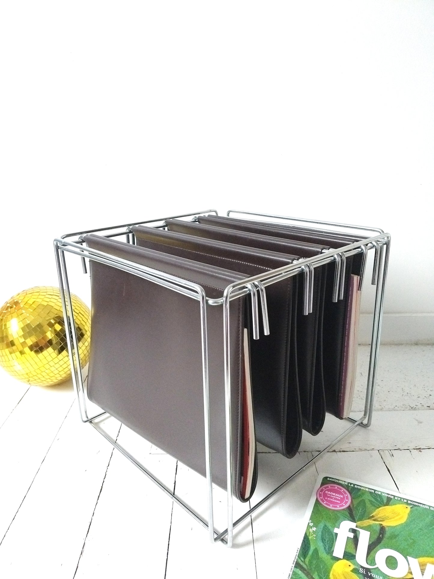 Porte-revues/ range-documents/ vinyles métal et simili cuir par Max Sauze pour Isocèle 70's