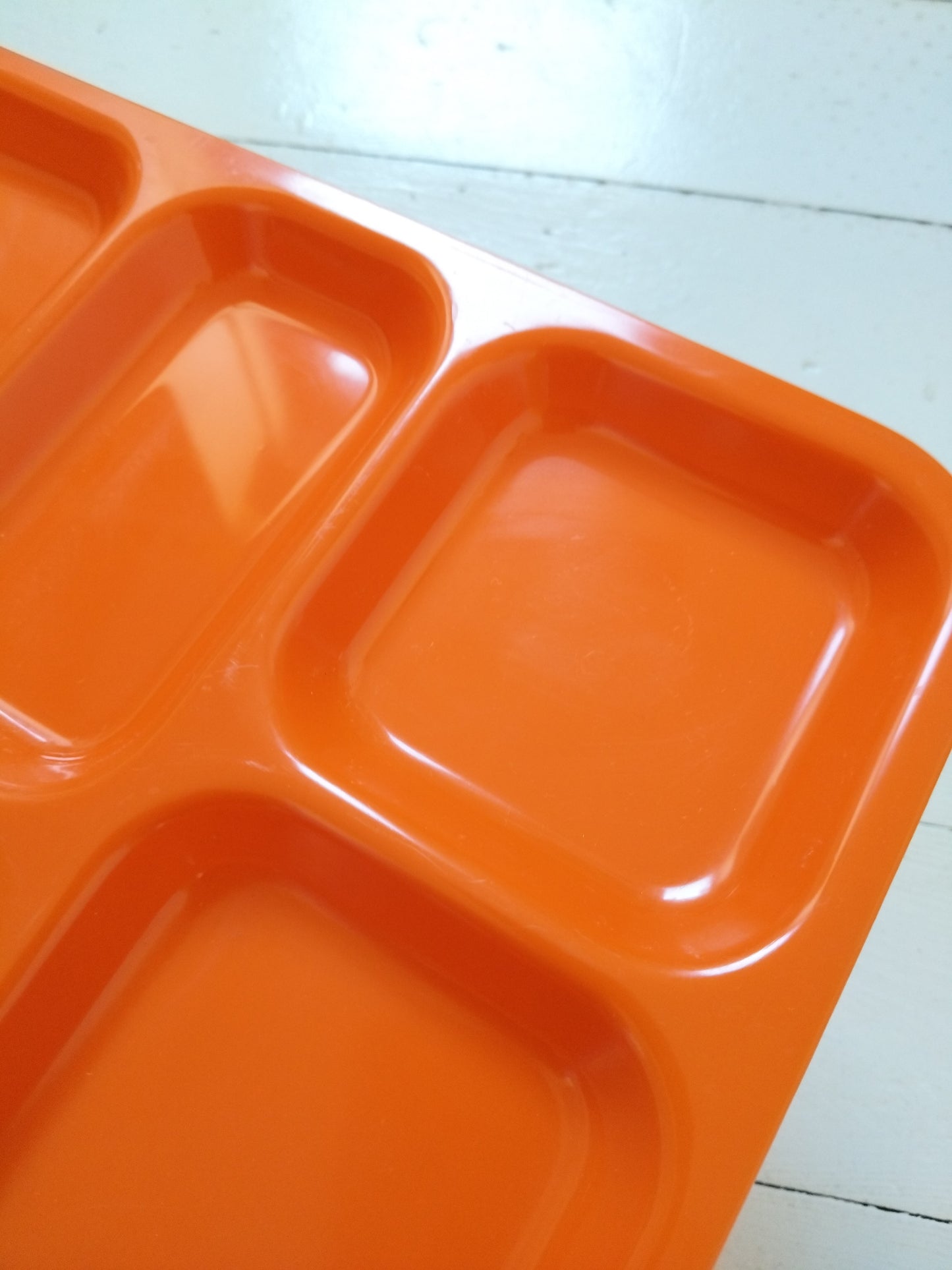 Plateau repas compartimenté en plastique orange (à l'unité - 2 dispos)