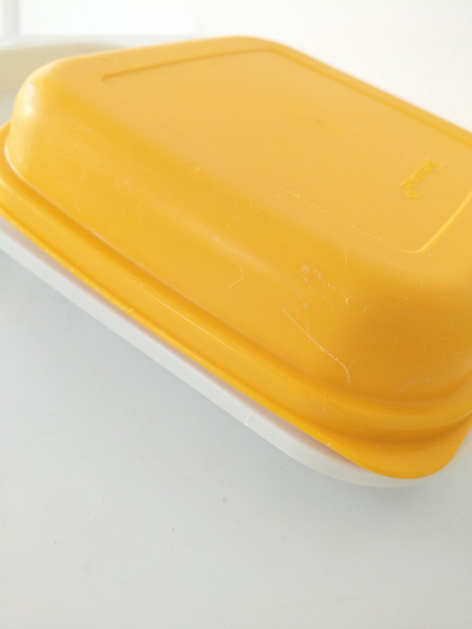 Petit plateau repas avec couvercle Tupperware - cetaitmieuxavant