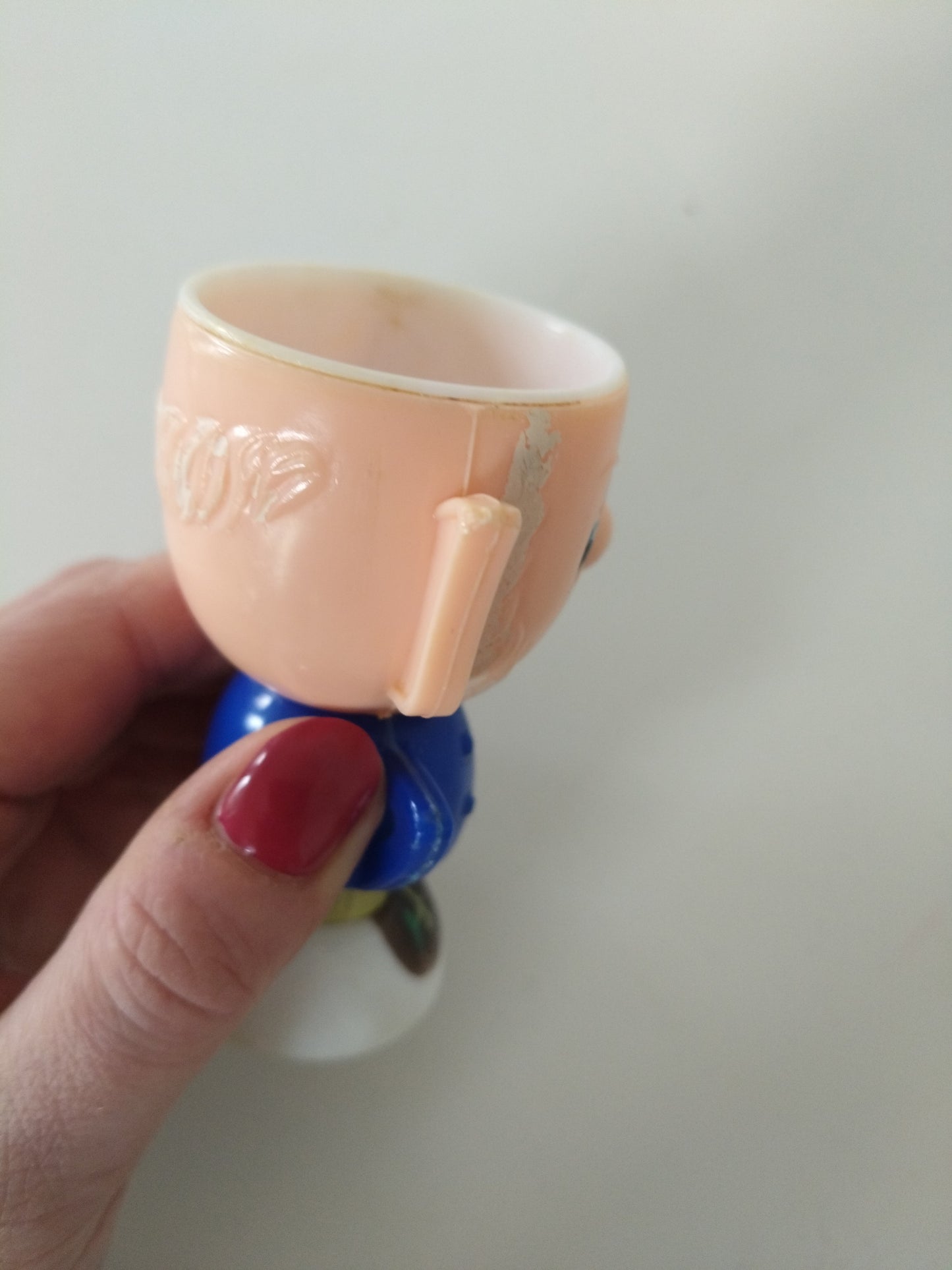 Coquetier lutin Potiron Oui-Oui en plastique made in Hong Kong