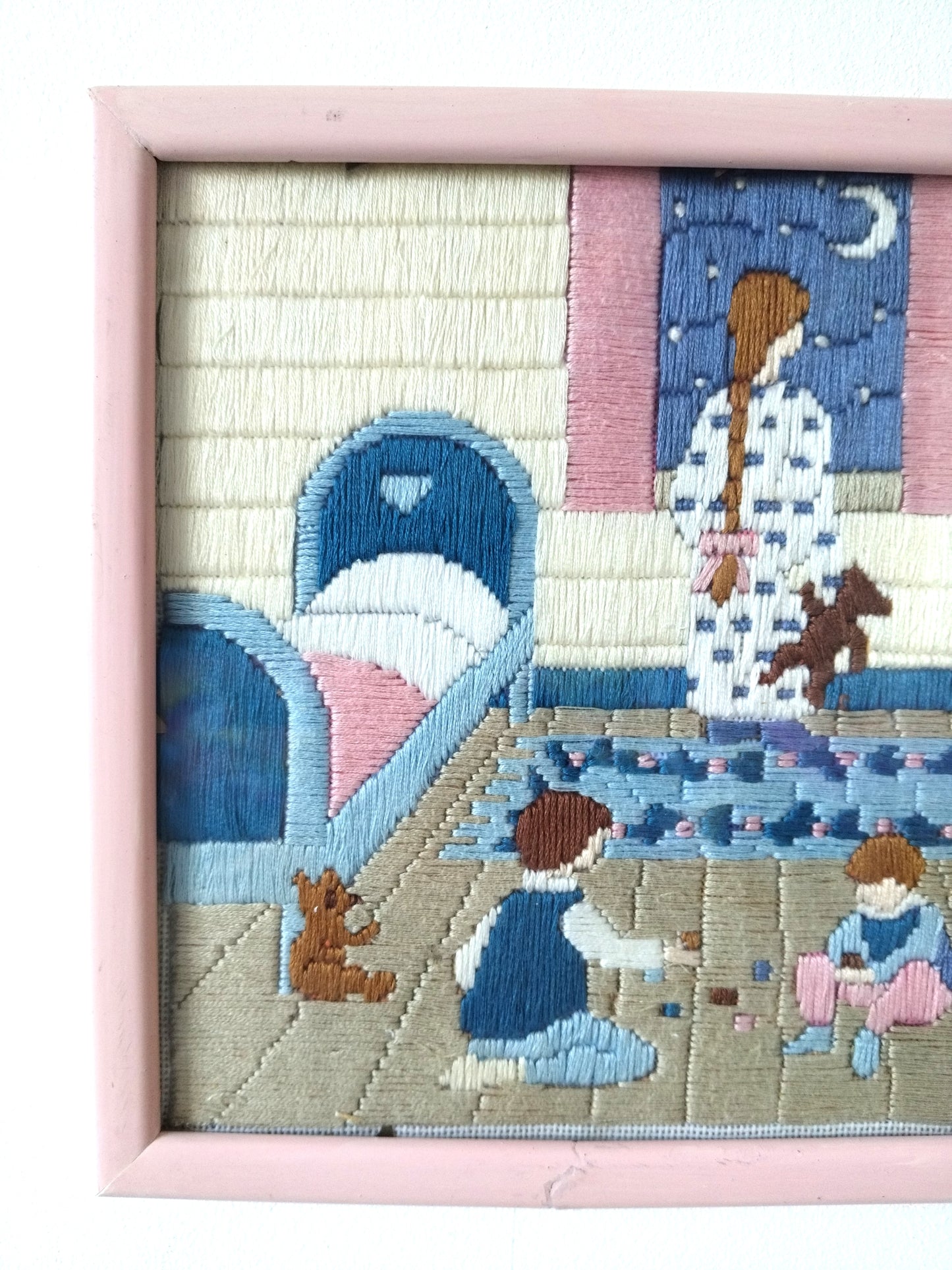 Broderie murale encadrée décor naïf enfantin
