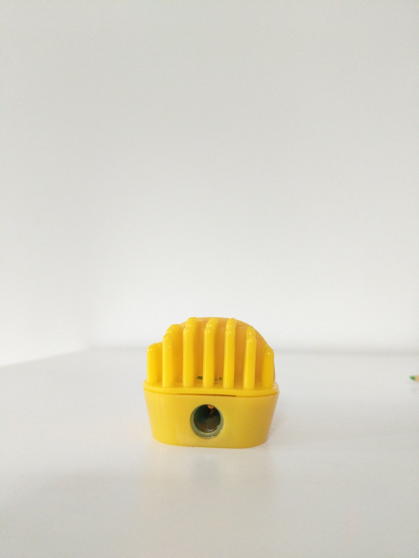 Hérisson miniature taille-crayon, porte-crayon et gomme 80's couleur au choix
