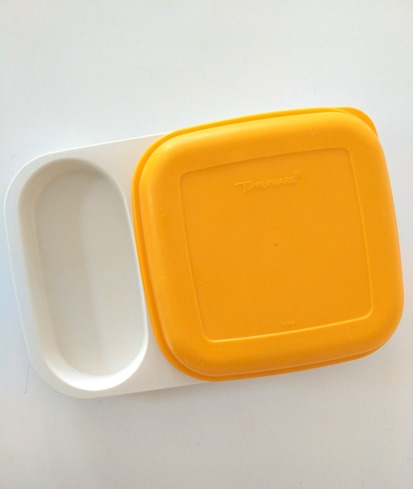 Petit plateau repas avec couvercle Tupperware - cetaitmieuxavant