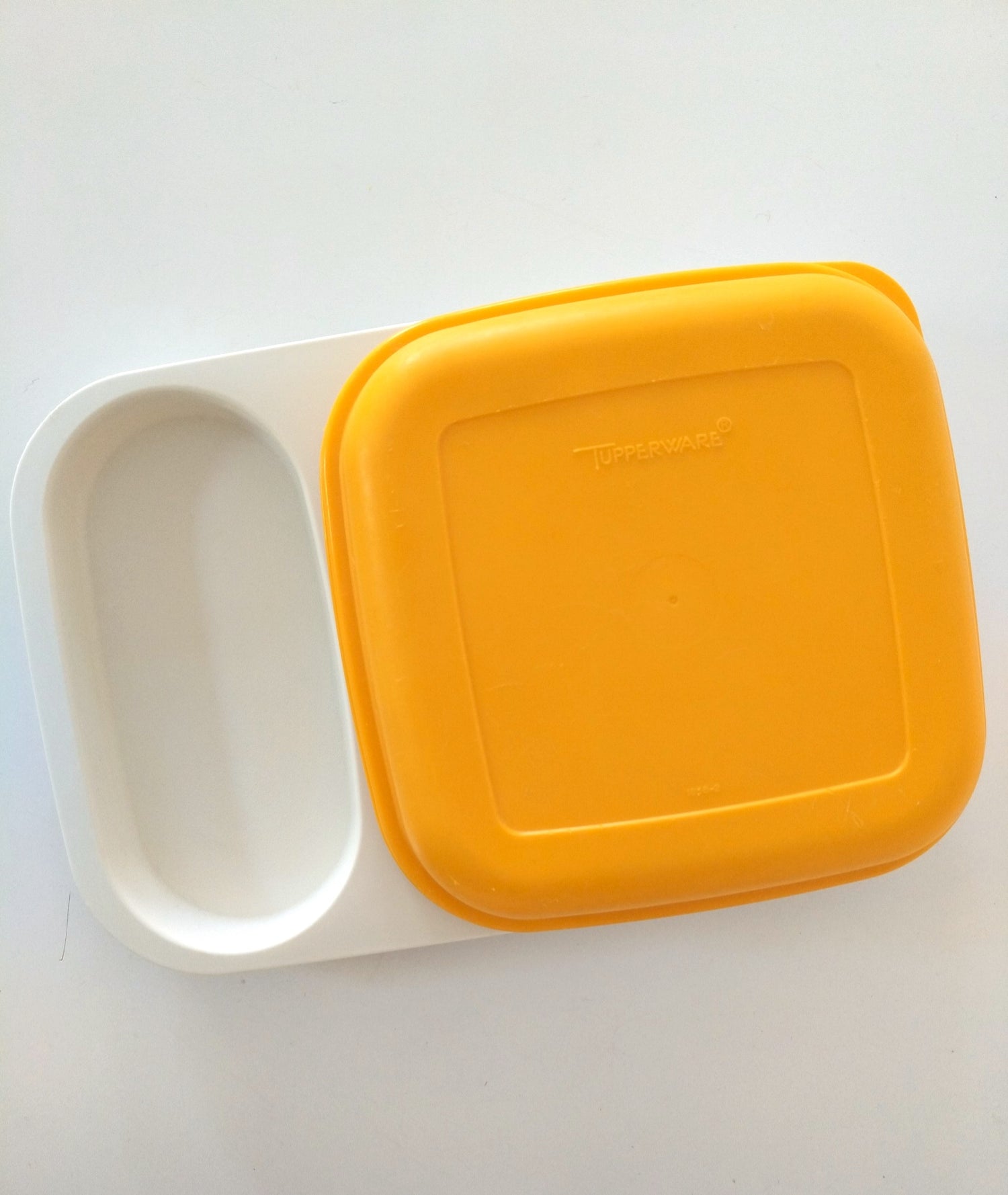 Petit plateau repas avec couvercle Tupperware - cetaitmieuxavant