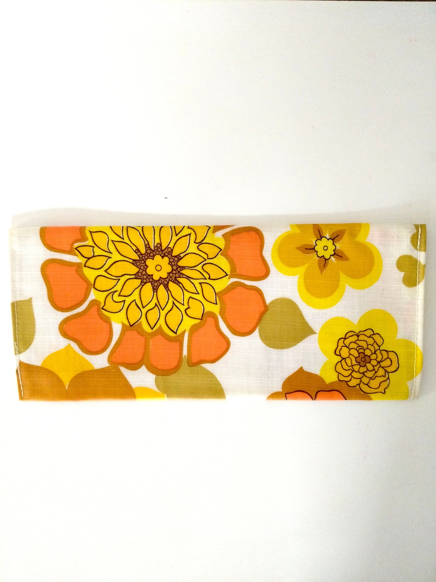 Pochette plate flower power vintage en toile cirée - cetaitmieuxavant