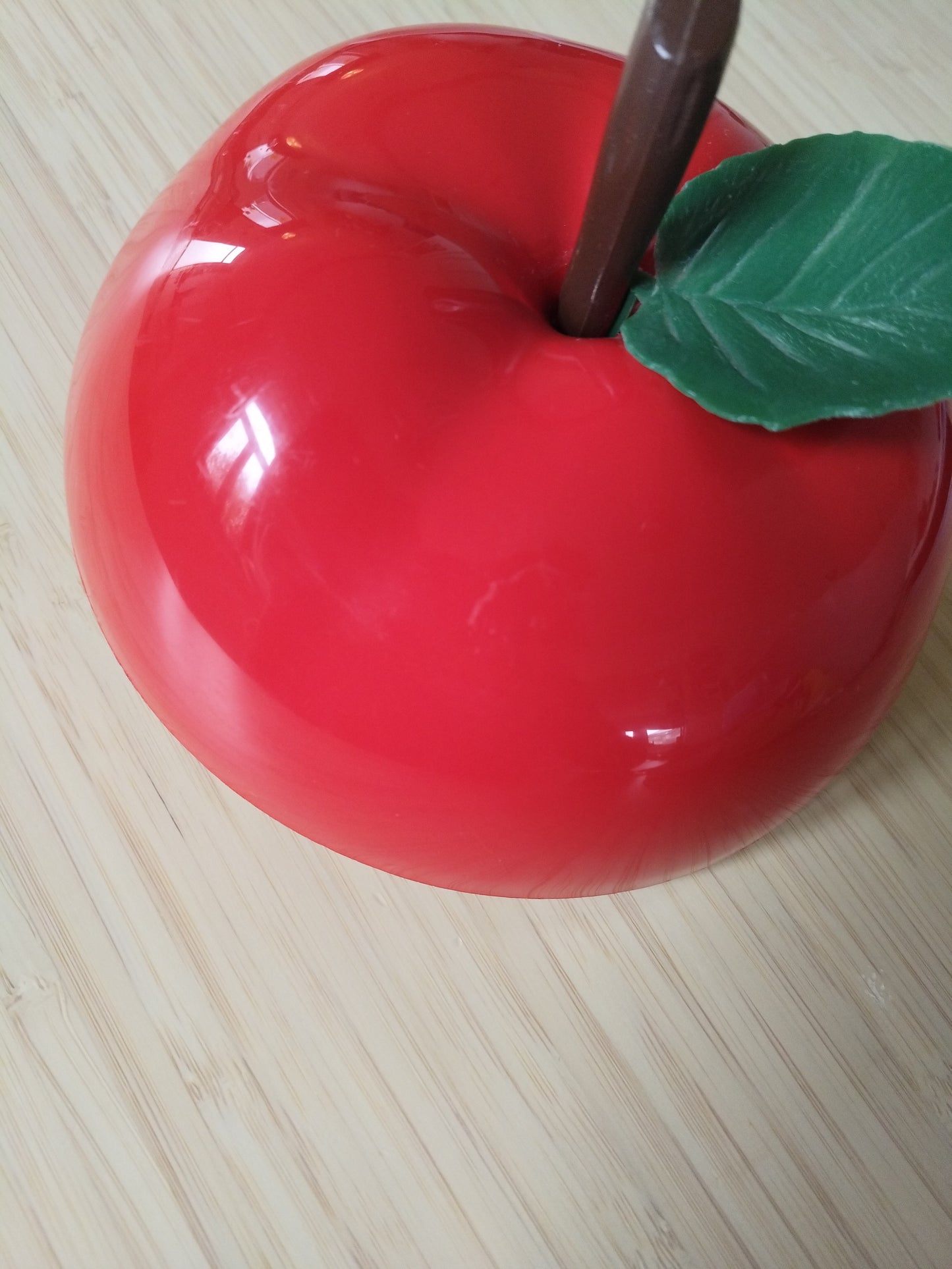 Pomme à glaçons en plastique rouge ou orange au choix