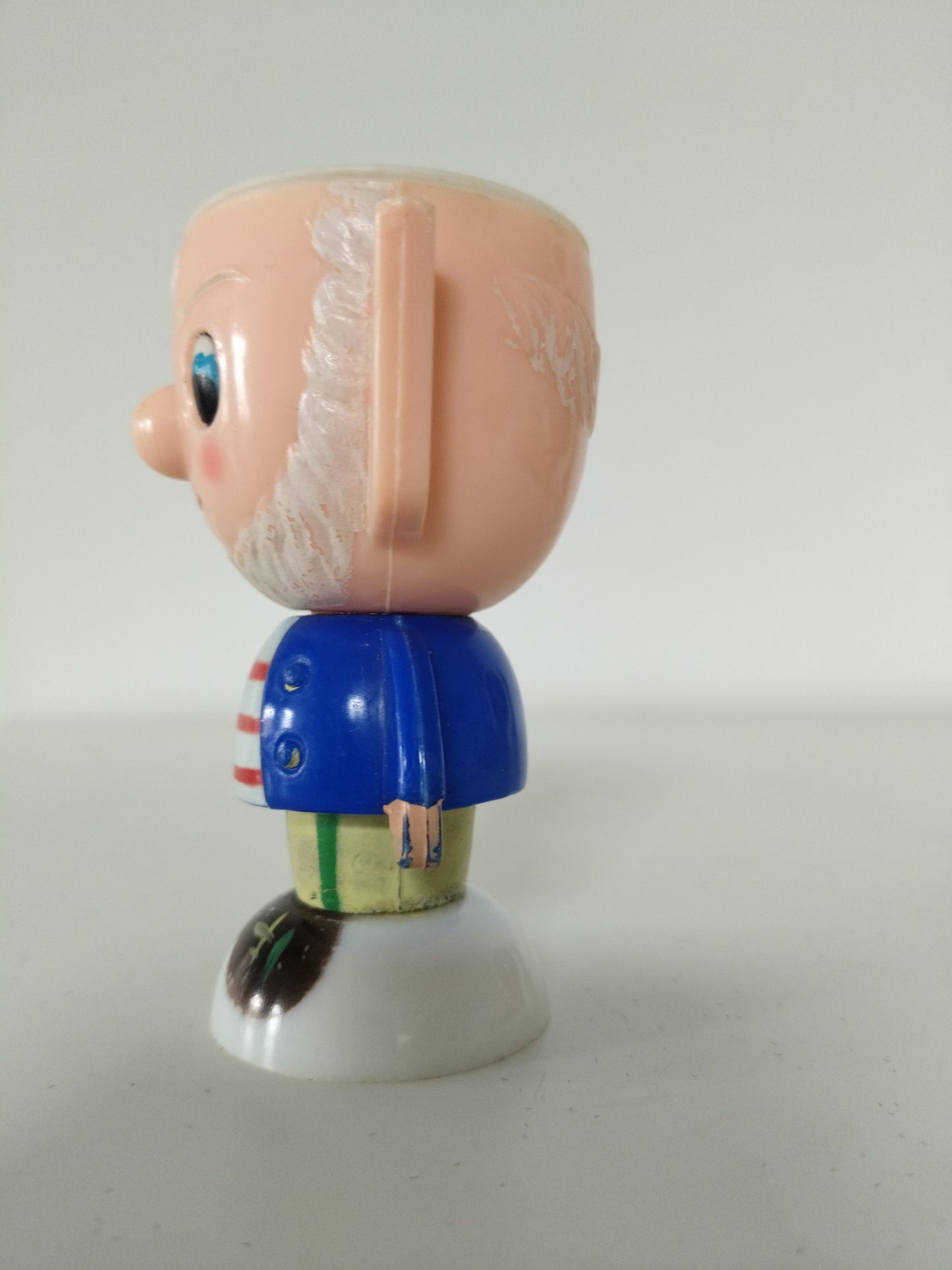 Coquetier lutin Potiron Oui-Oui en plastique made in Hong Kong