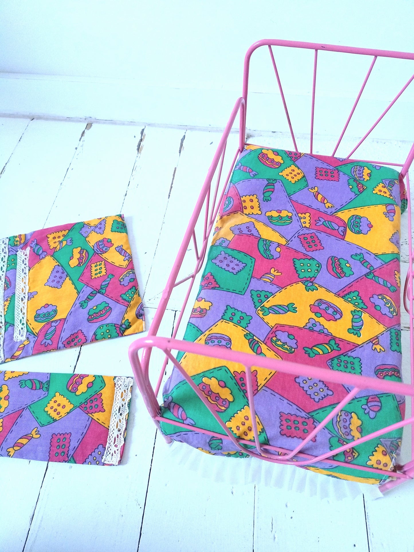 Petit lit de poupée métallique + linge de lit 80-90's
