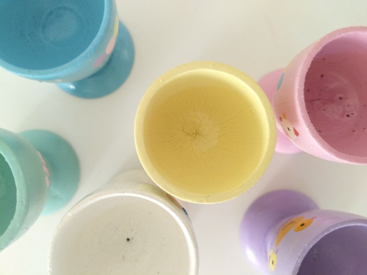 Ensemble de 6 petits coquetiers en bois peints à la main - cetaitmieuxavant