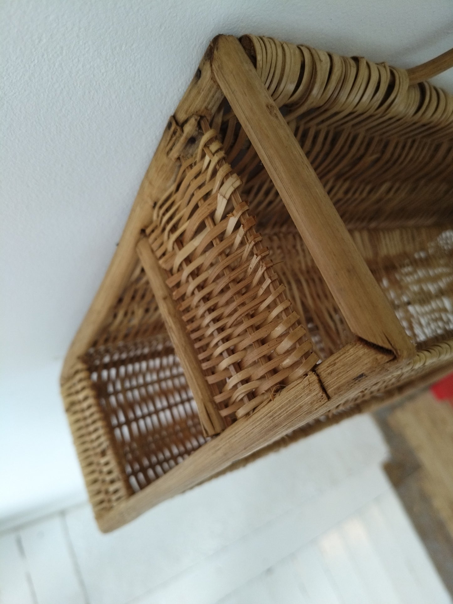 Petite étagère murale en osier et rotin