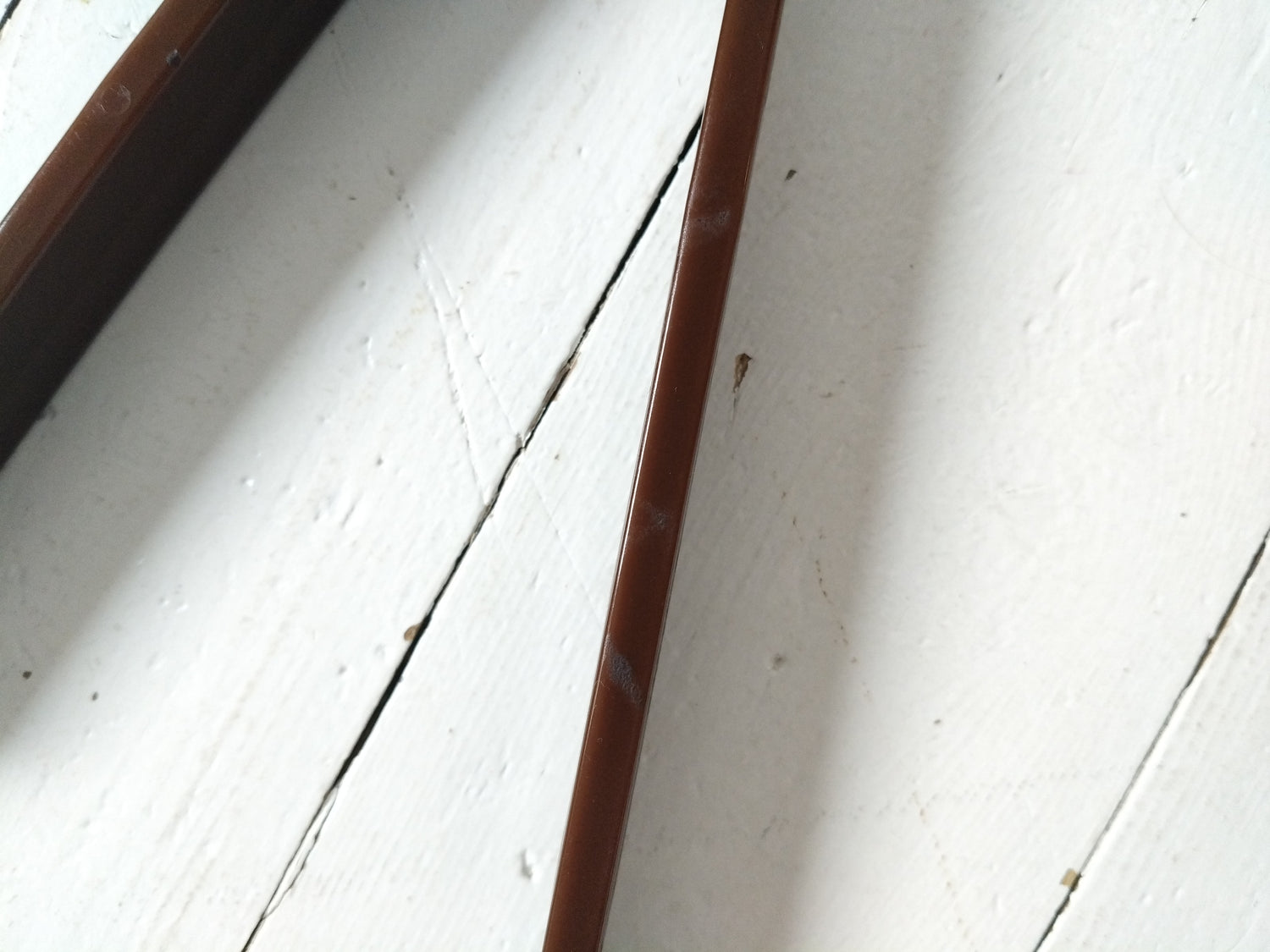 Ensemble de 3 cintres en plastique MK Finland by Karhumuovioy - cetaitmieuxavant