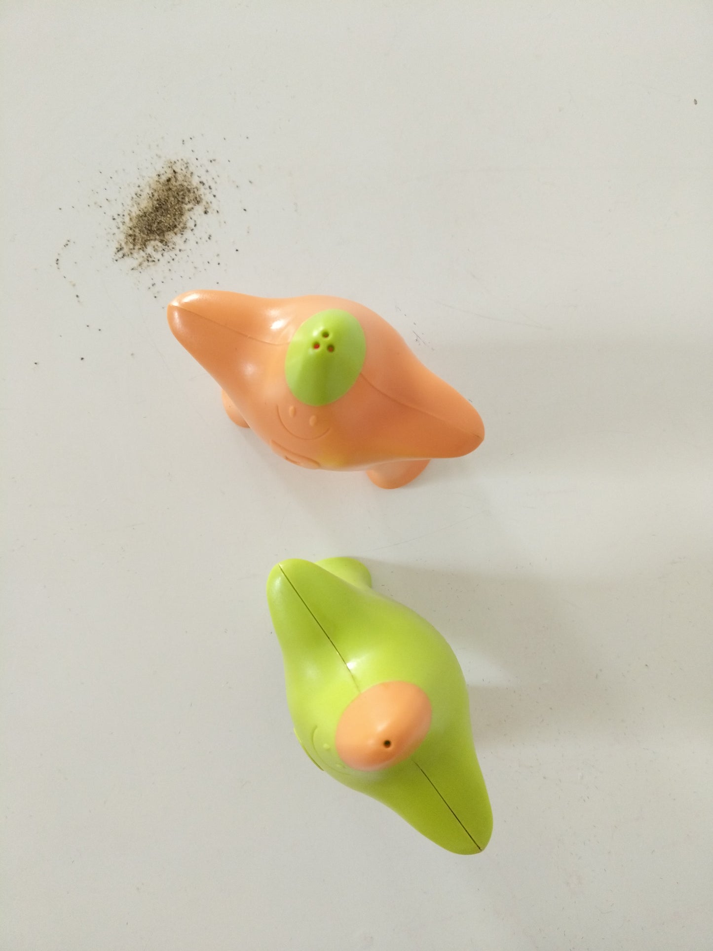 Salière et poivrière publicitaires Passendale en plastique