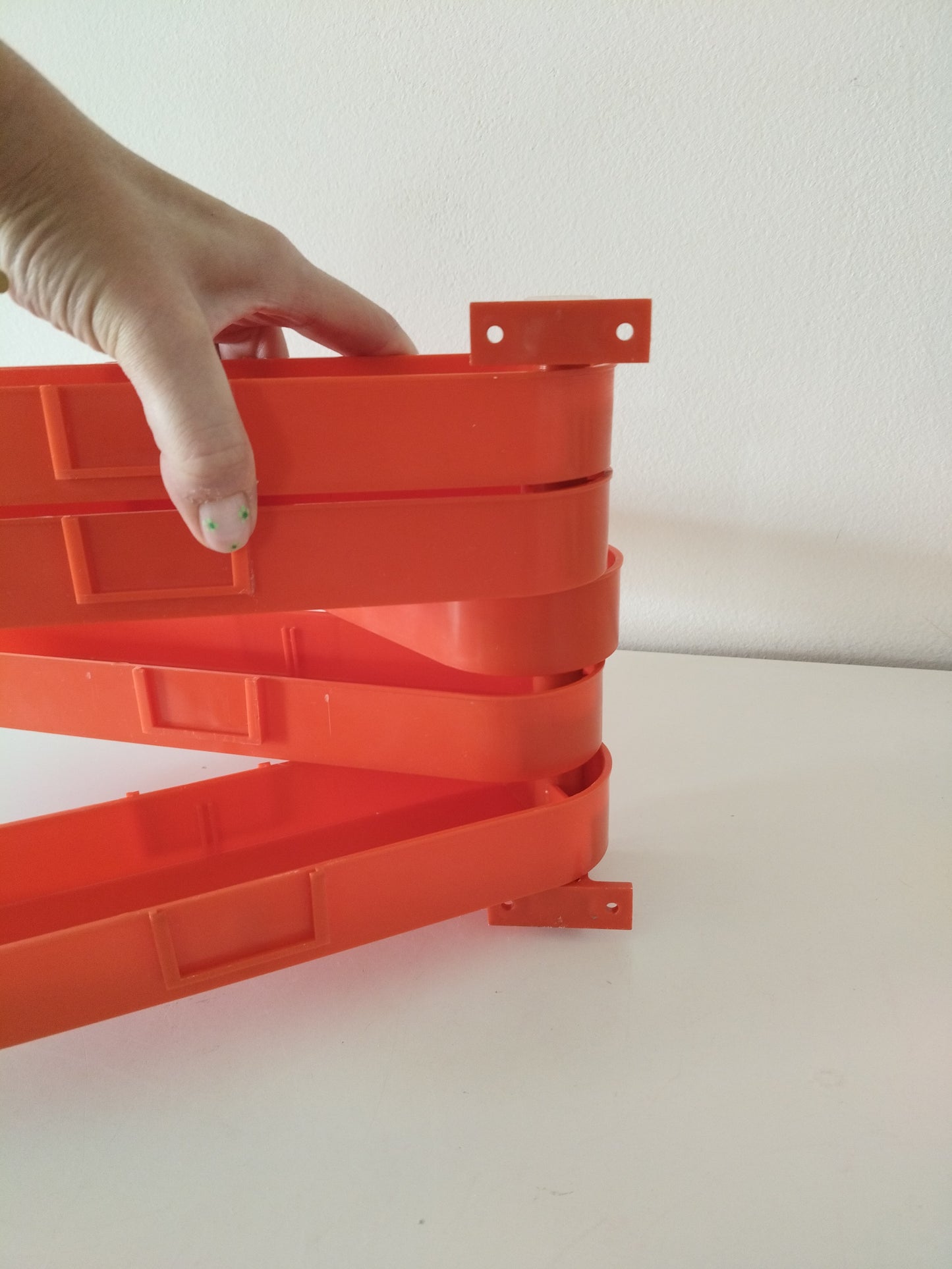 Petite étagère/ rangement mural pivotant en plastique - cetaitmieuxavant