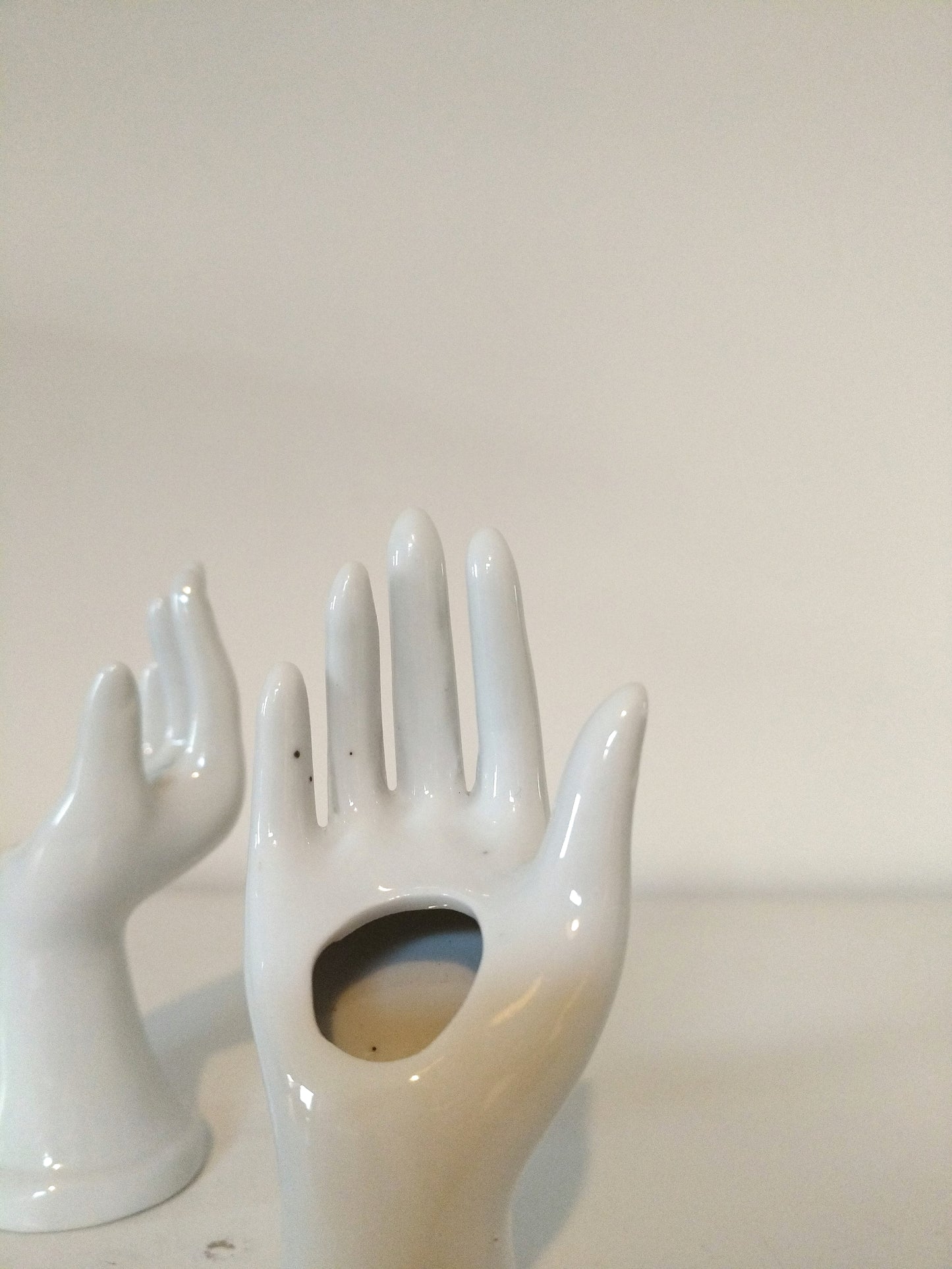 Petit soliflore/ baguier/ porte-bijoux main en céramique à l'unité - 2 pièces disponibles