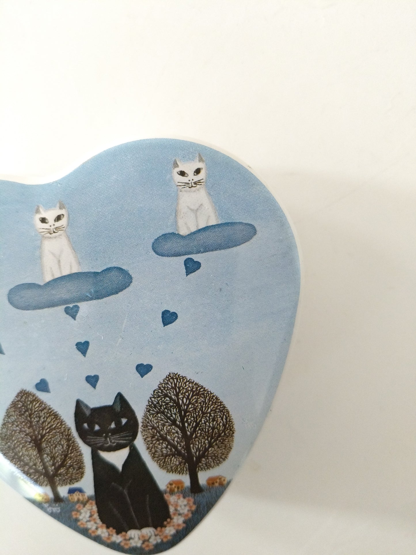 Petite boîte métallique cœur décor chats